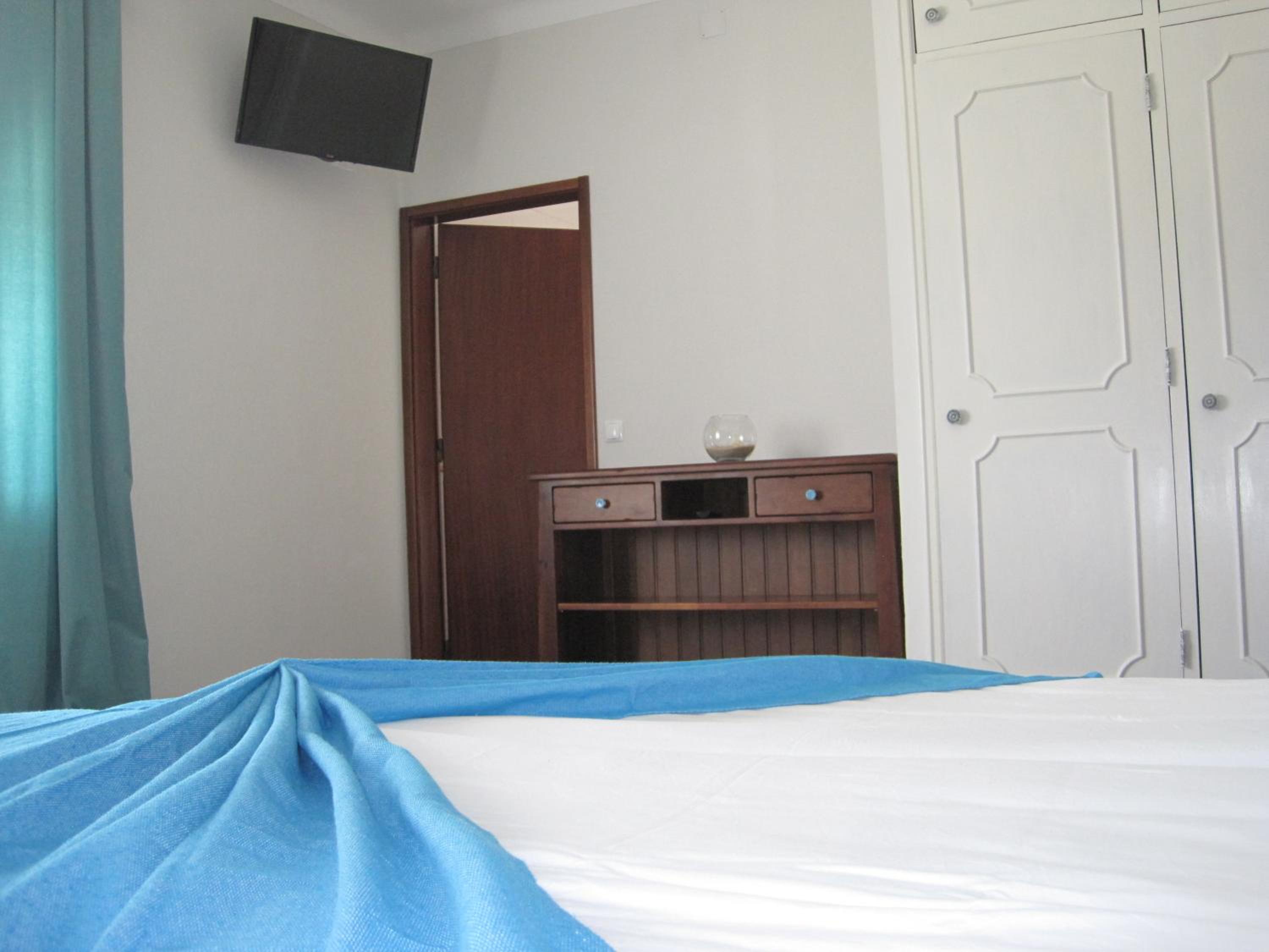 Family Room with Private Bathroom - Photo 4