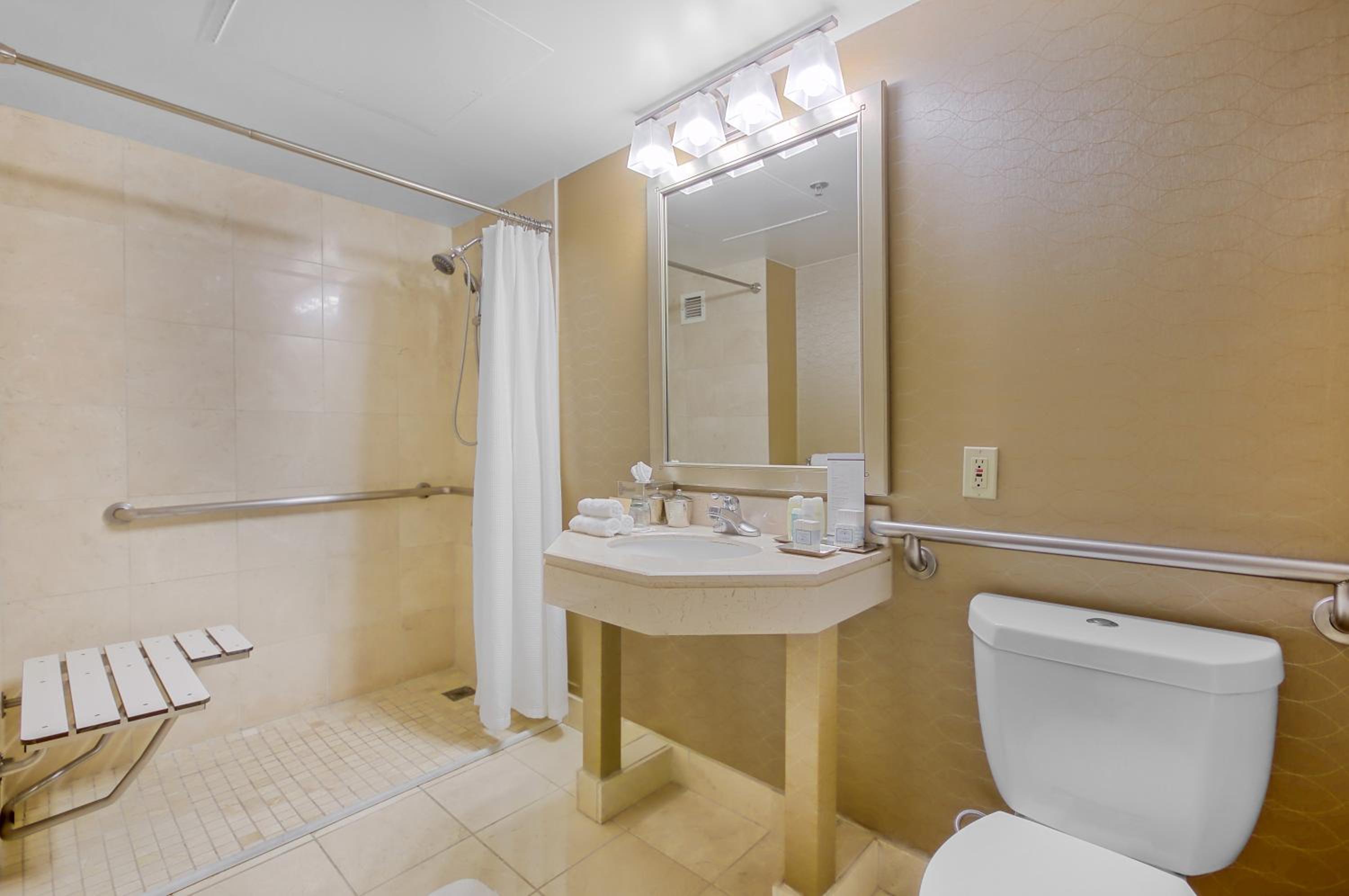 DDDRA – 2 Double Beds with Roll-in shower