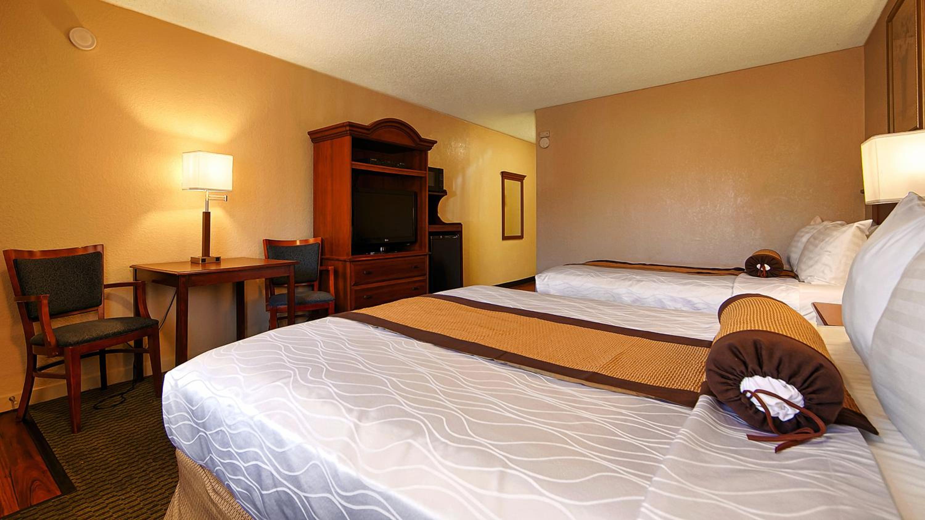 Queen Room with Two Queen Beds - Non-Smoking - Photo 3