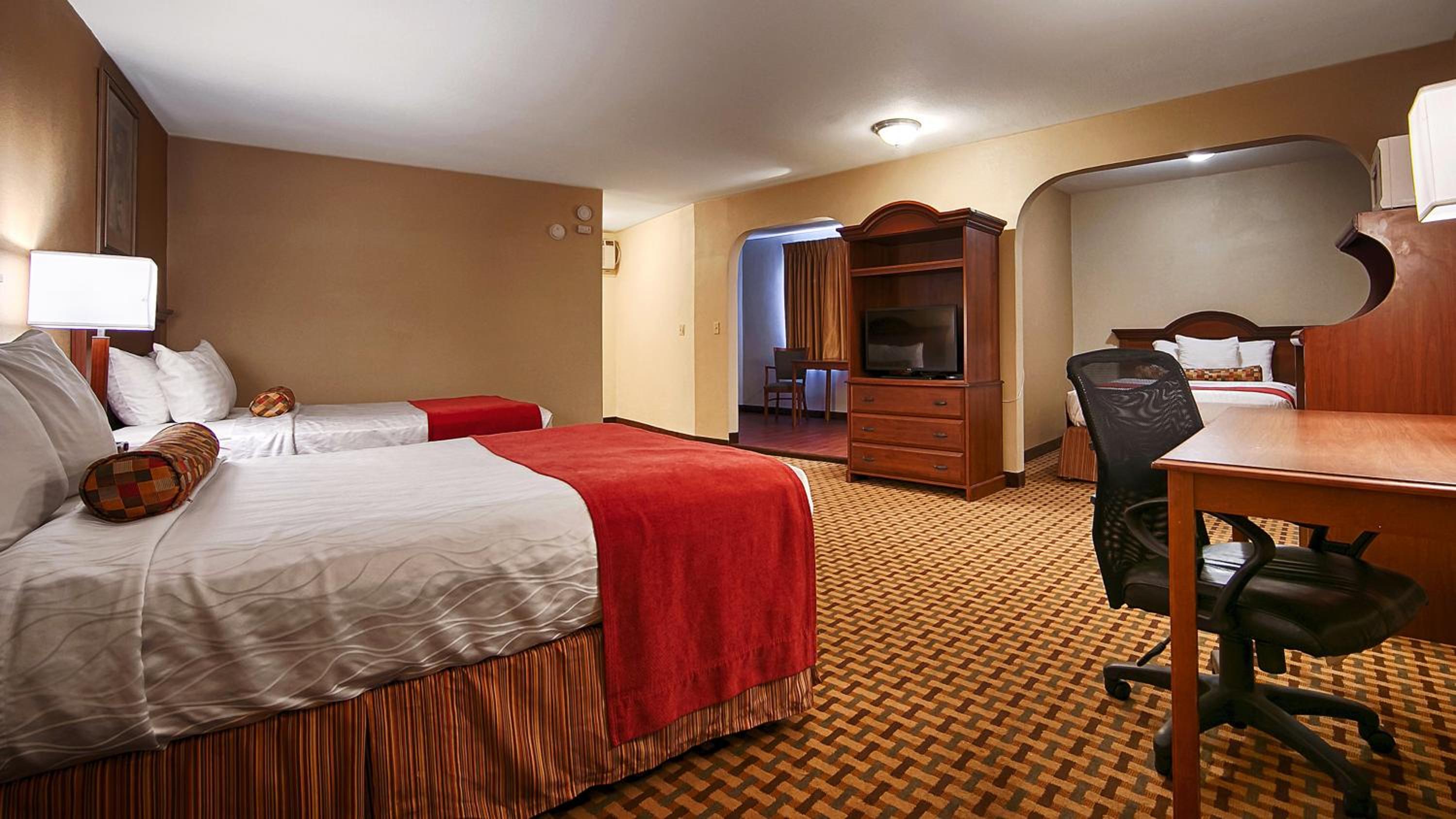 Queen Room with Two Queen Beds - Non-Smoking - Photo 2