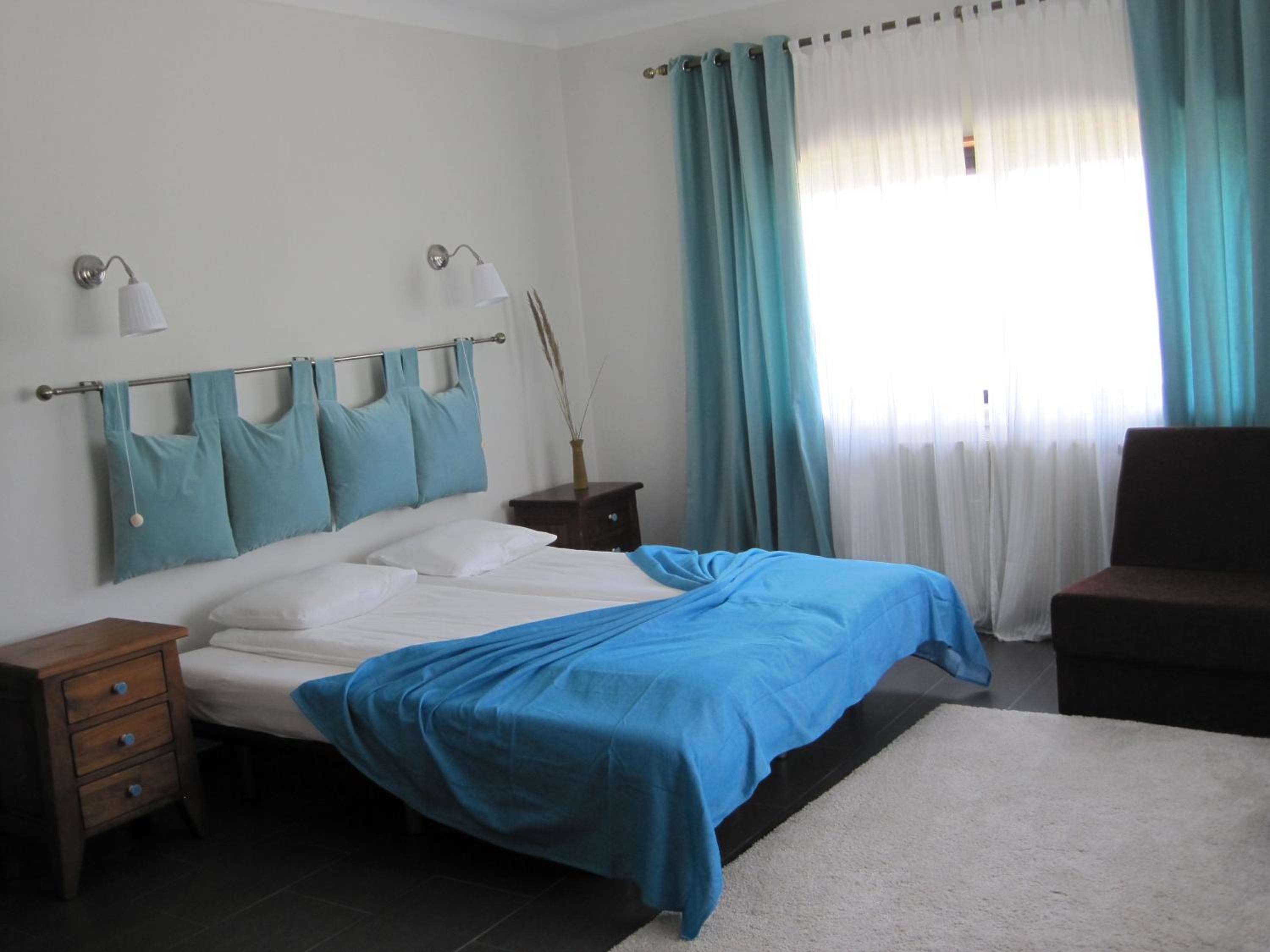 Family Room with Private Bathroom - Photo 2