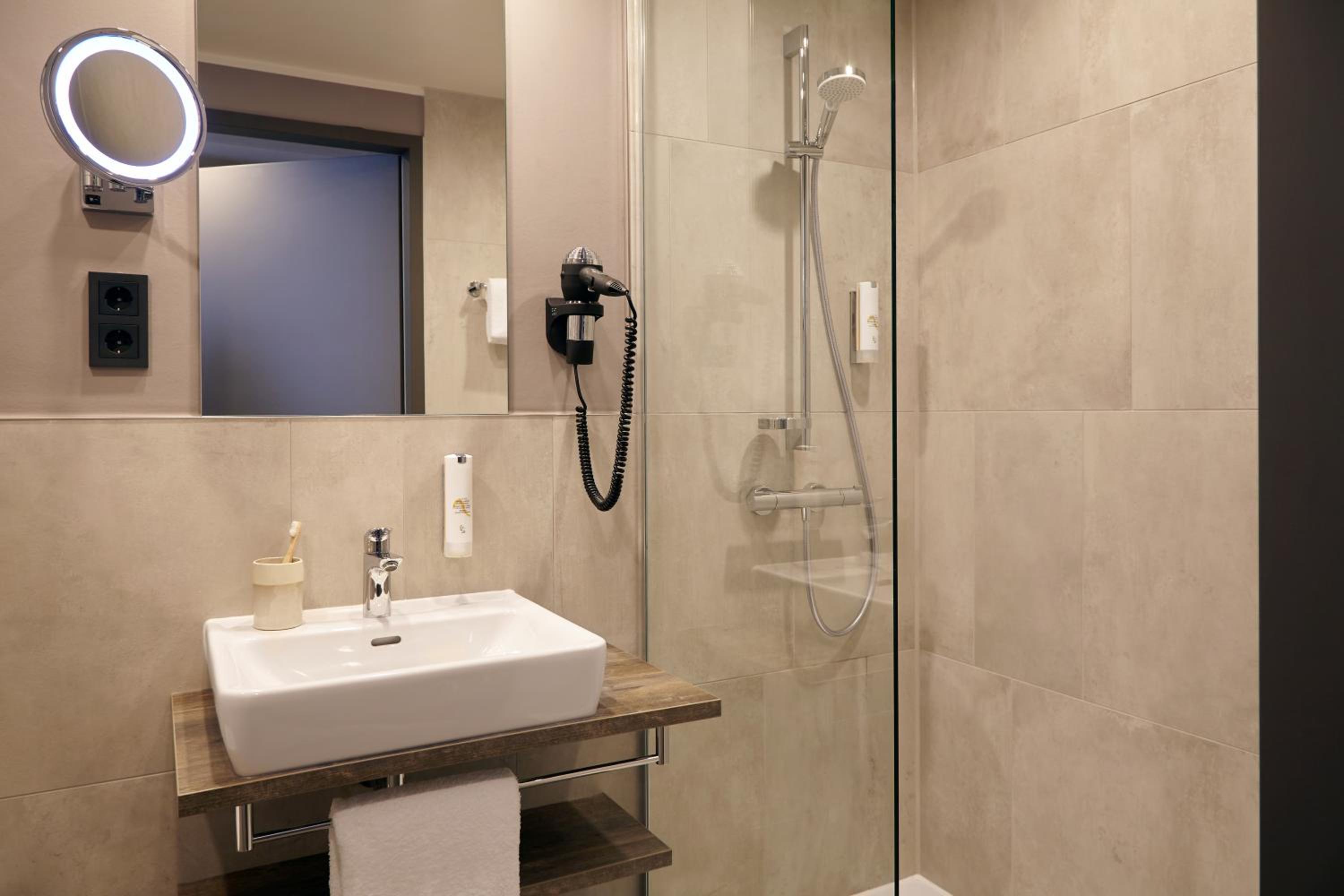 Queen Studio with Kitchen and Extra Floor Space - Photo 4
