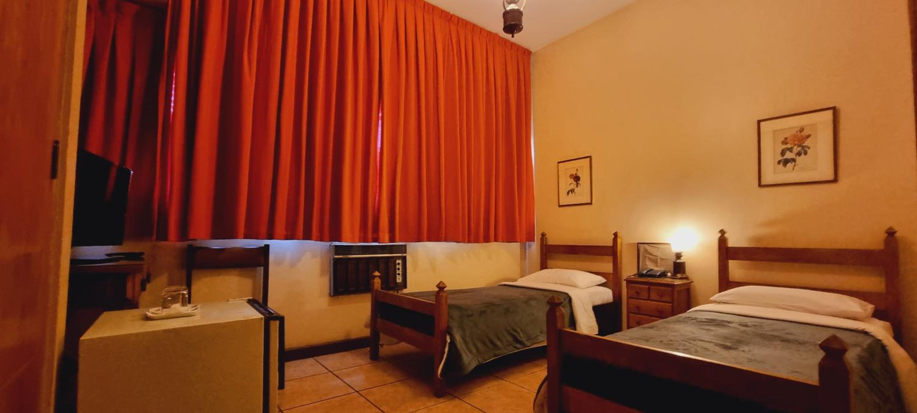 Twin Room with Private Bathroom photo 2