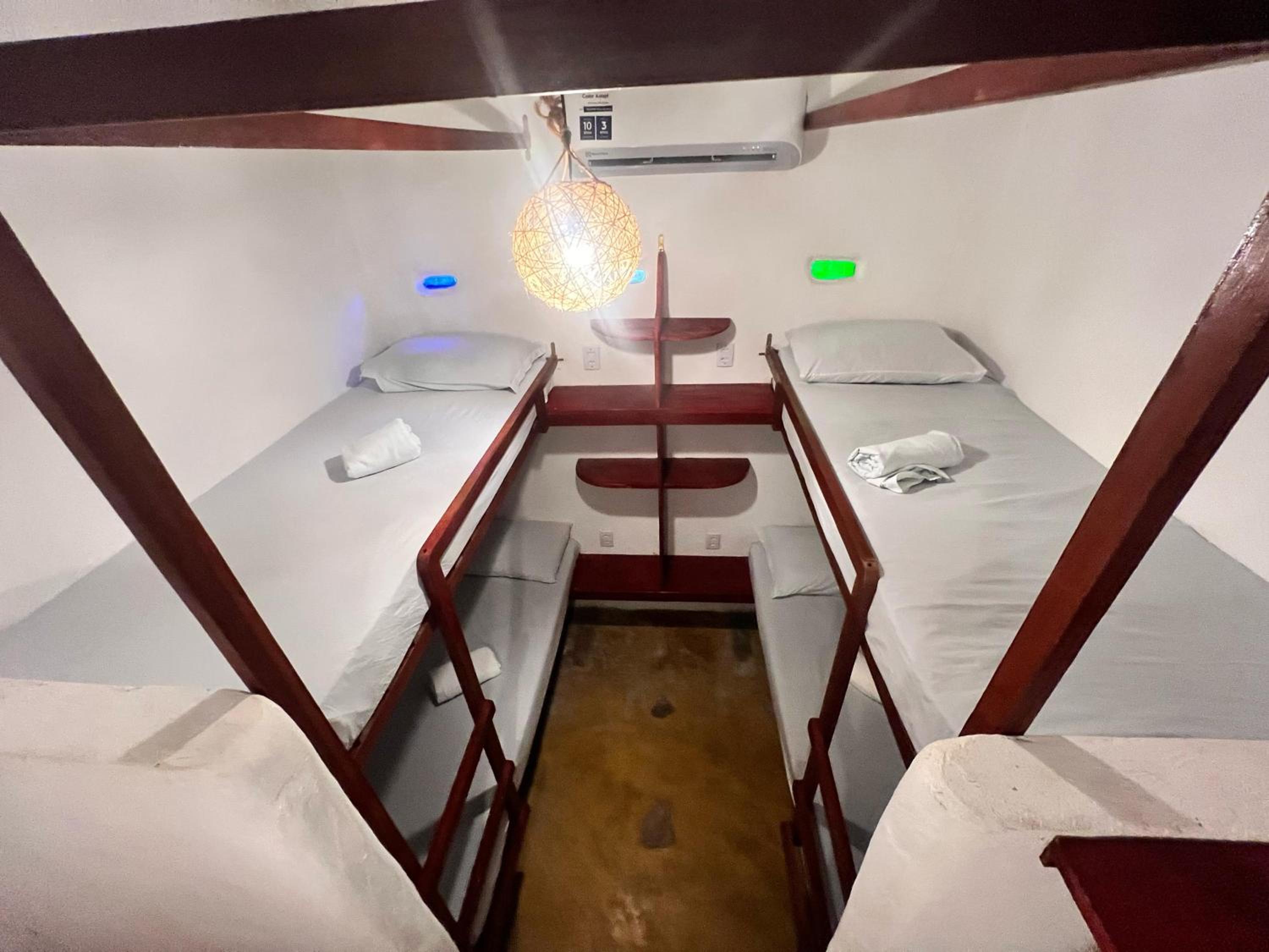 Bed in 6-Bed Mixed Dormitory Room photo 2