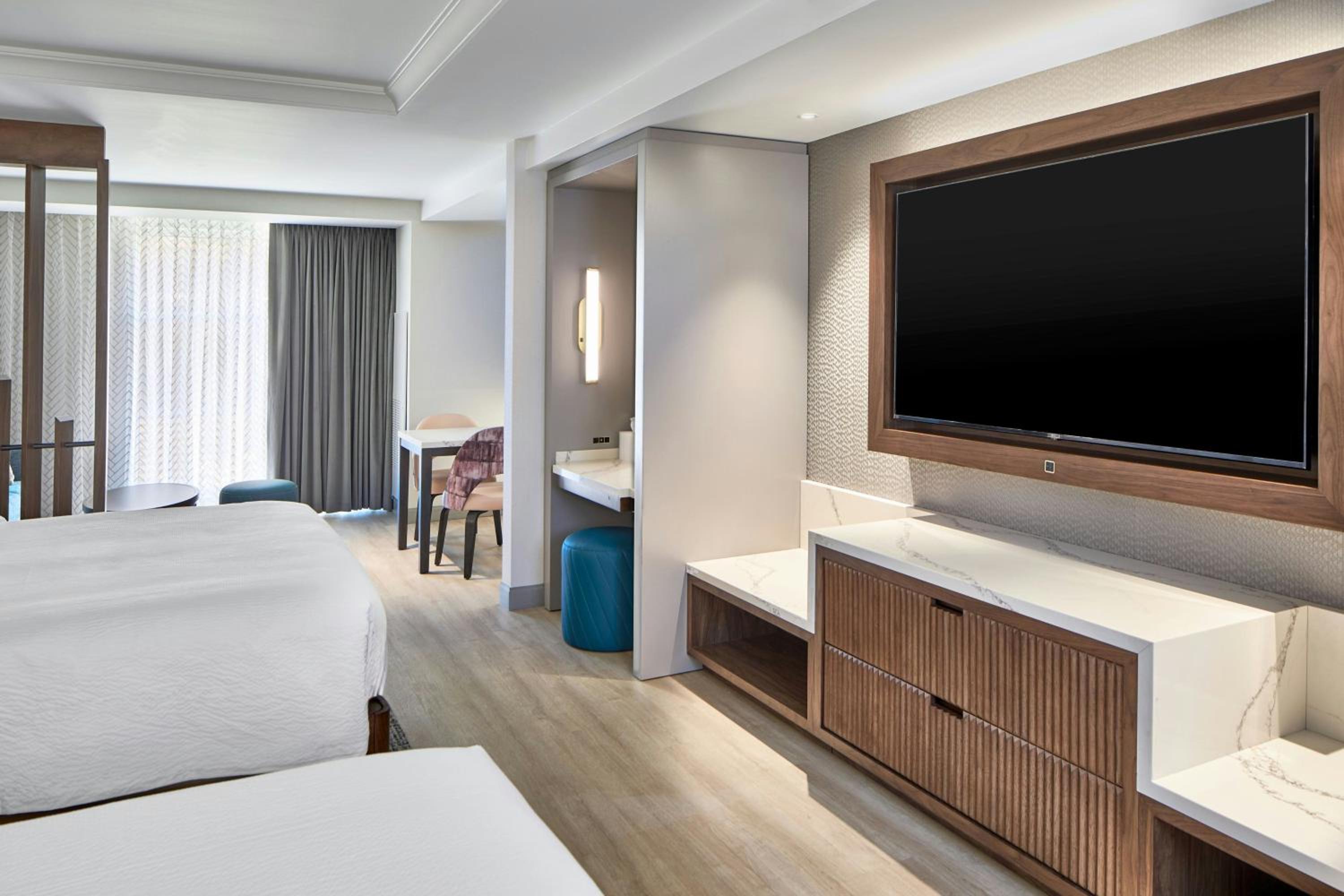 Elite Large King Room with Sofa Bed