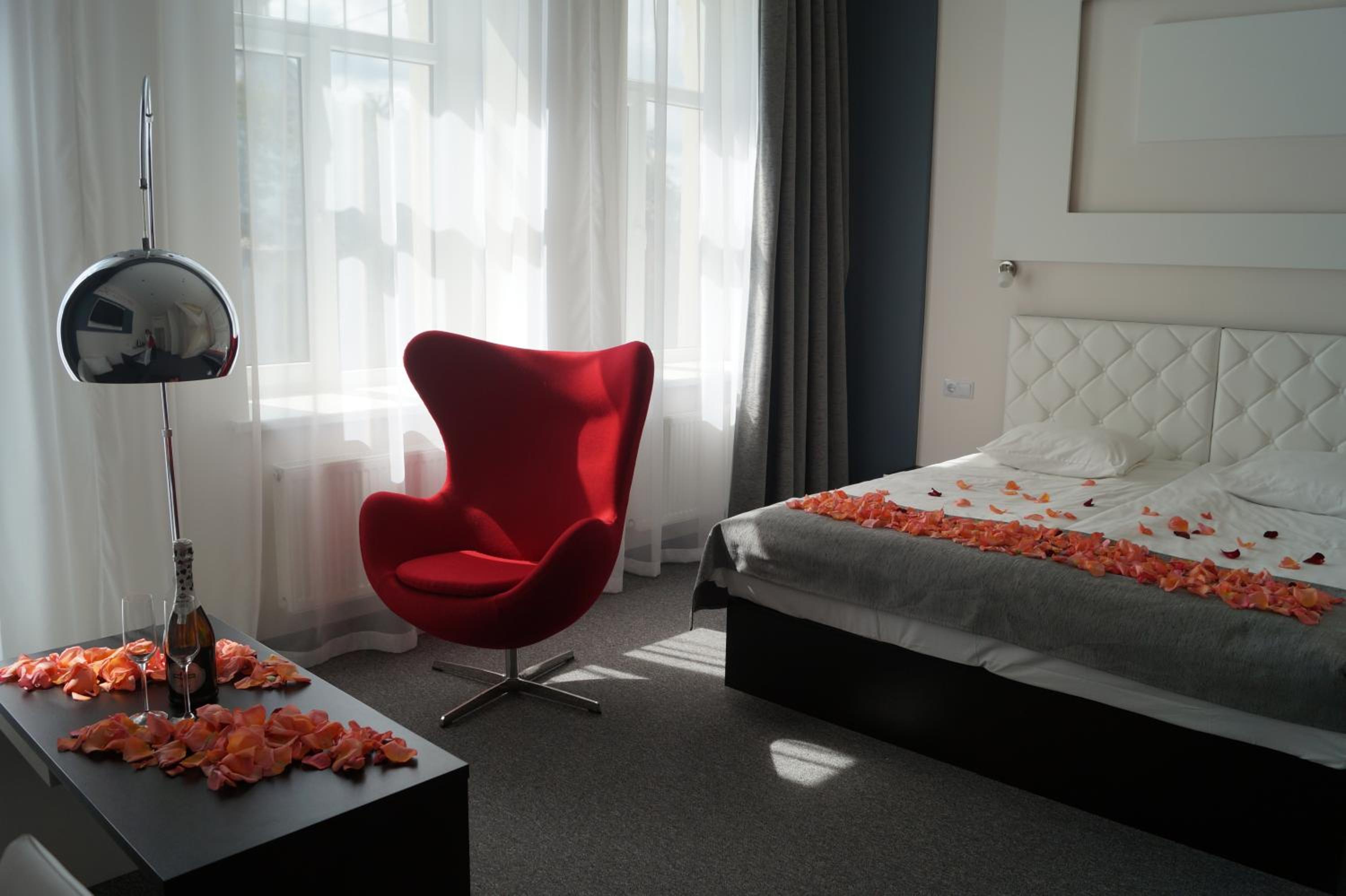 Business Double or Twin Room with Balcony and Sofa Bed - Photo 7