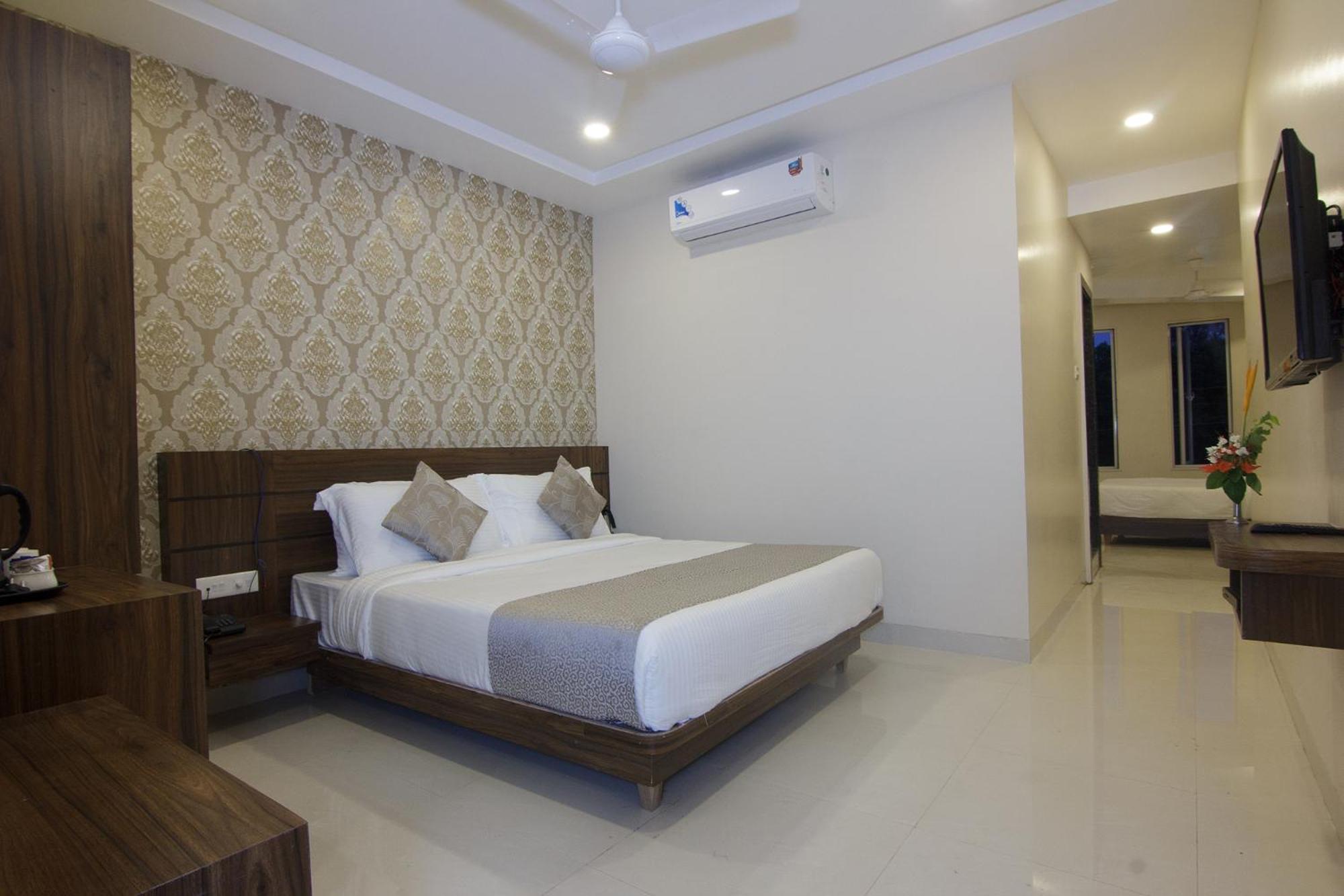 Suite - Photo 1