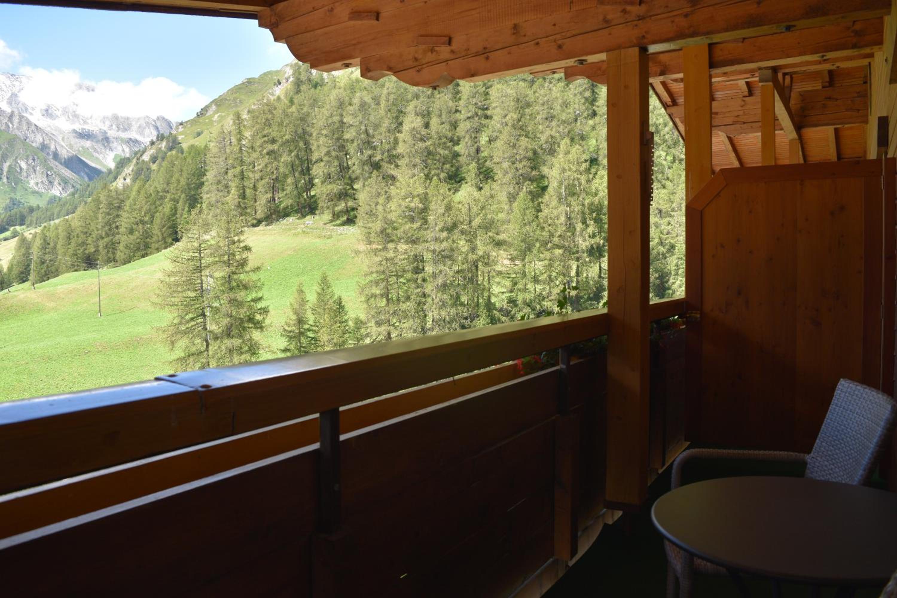 Deluxe Double Room with Balcony photo 3
