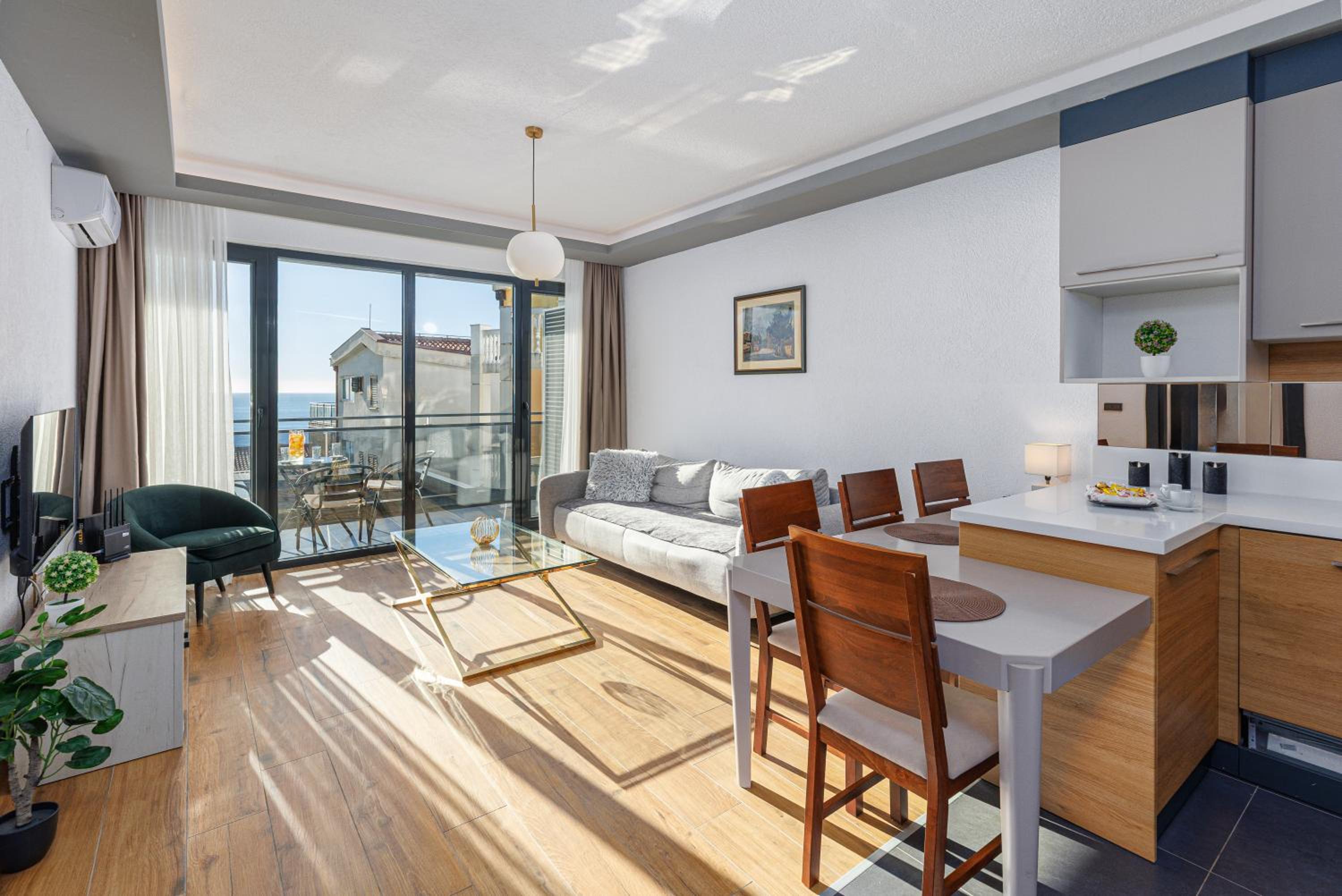 Two-Bedroom Apartment with Terrace and Sea View photo 3