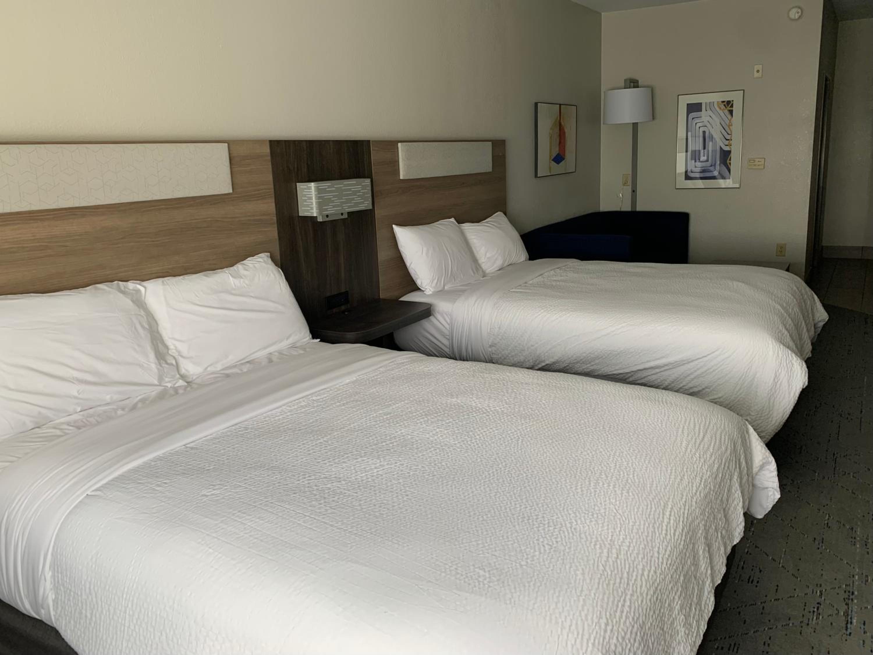 Queen Suite with Two Queen Beds and Sofa Bed - Photo 2