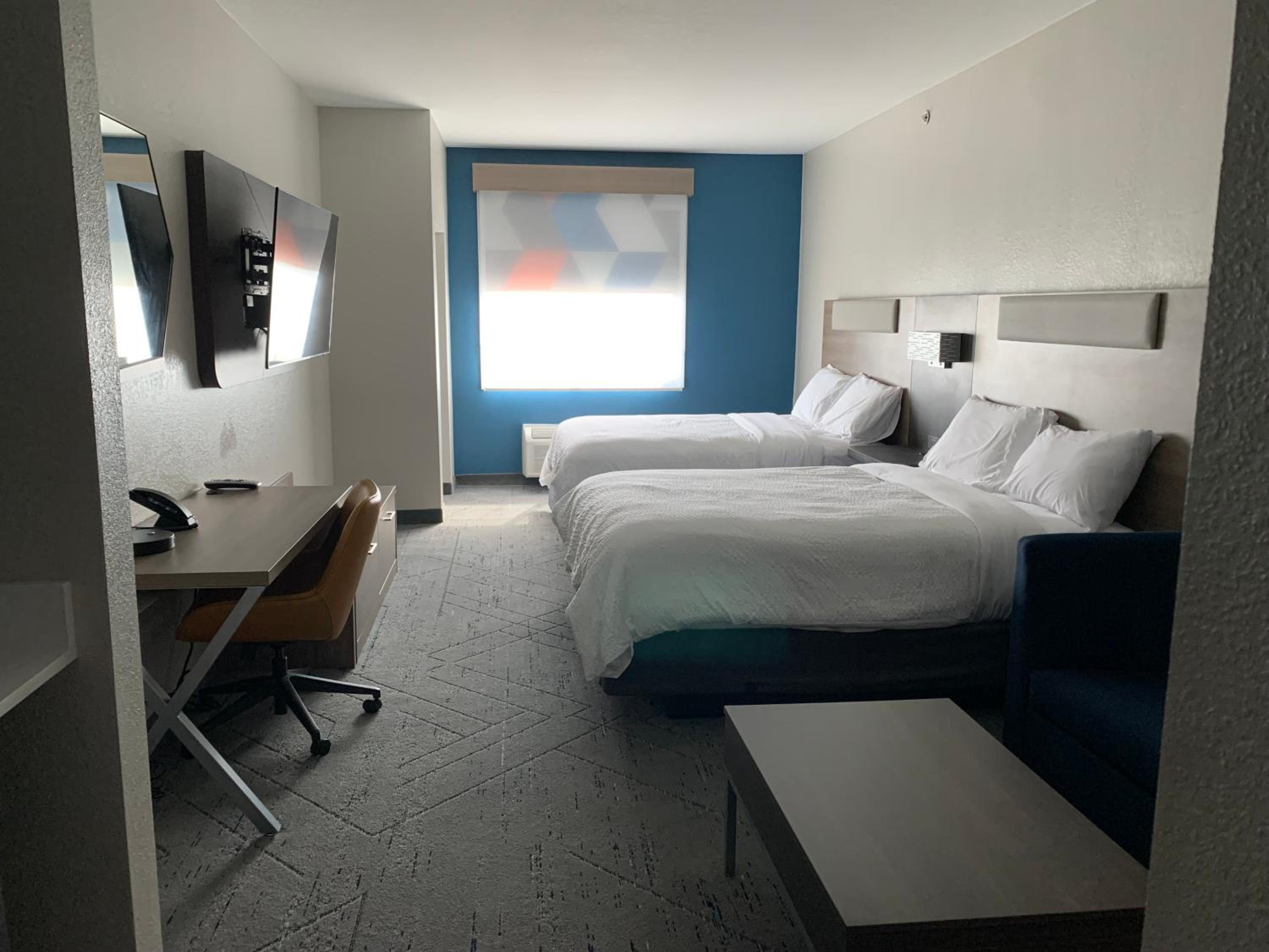 Queen Suite with Two Queen Beds and Sofa Bed - Photo 4