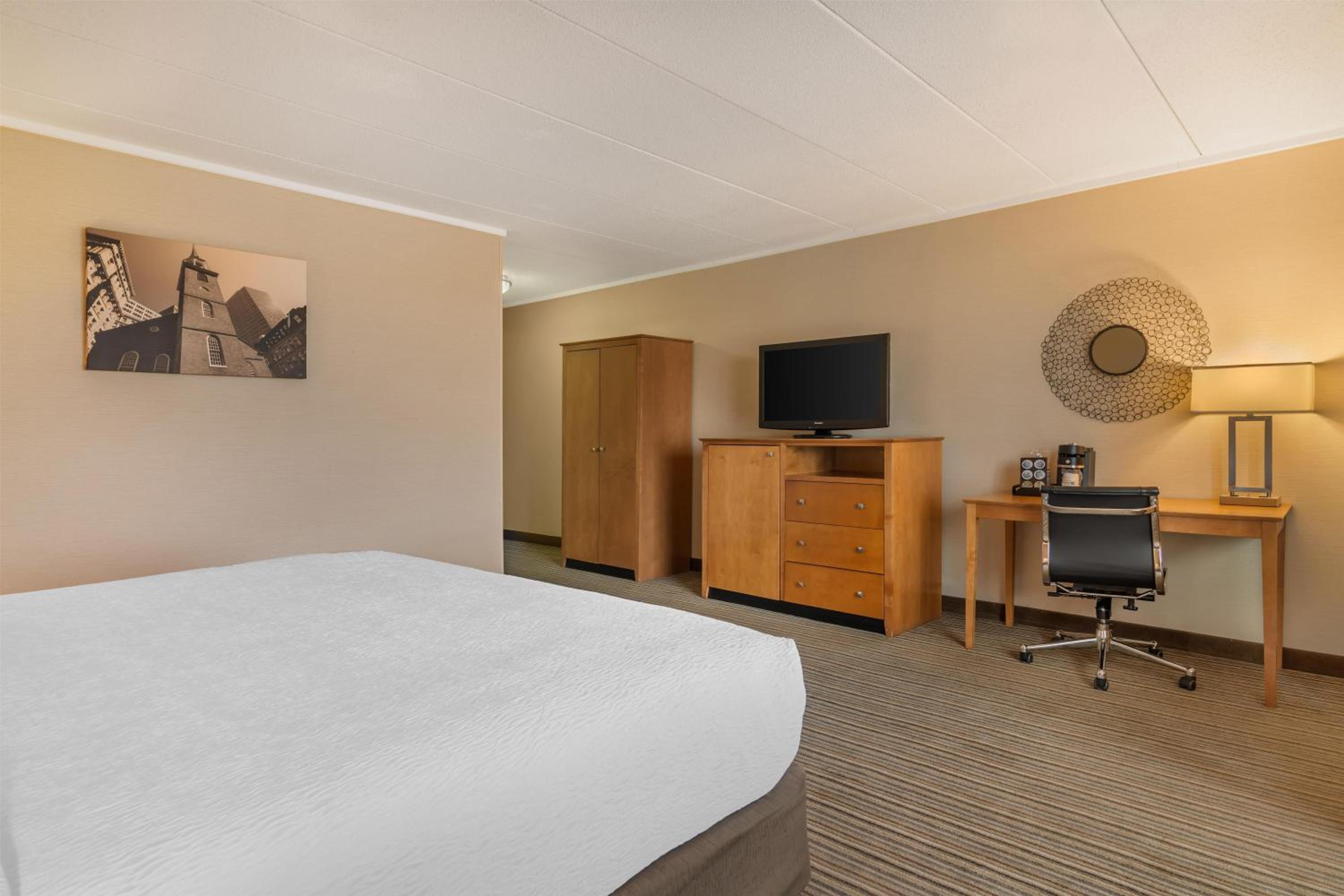 King Room - Mobility Accessible with Bathtub - Photo 2