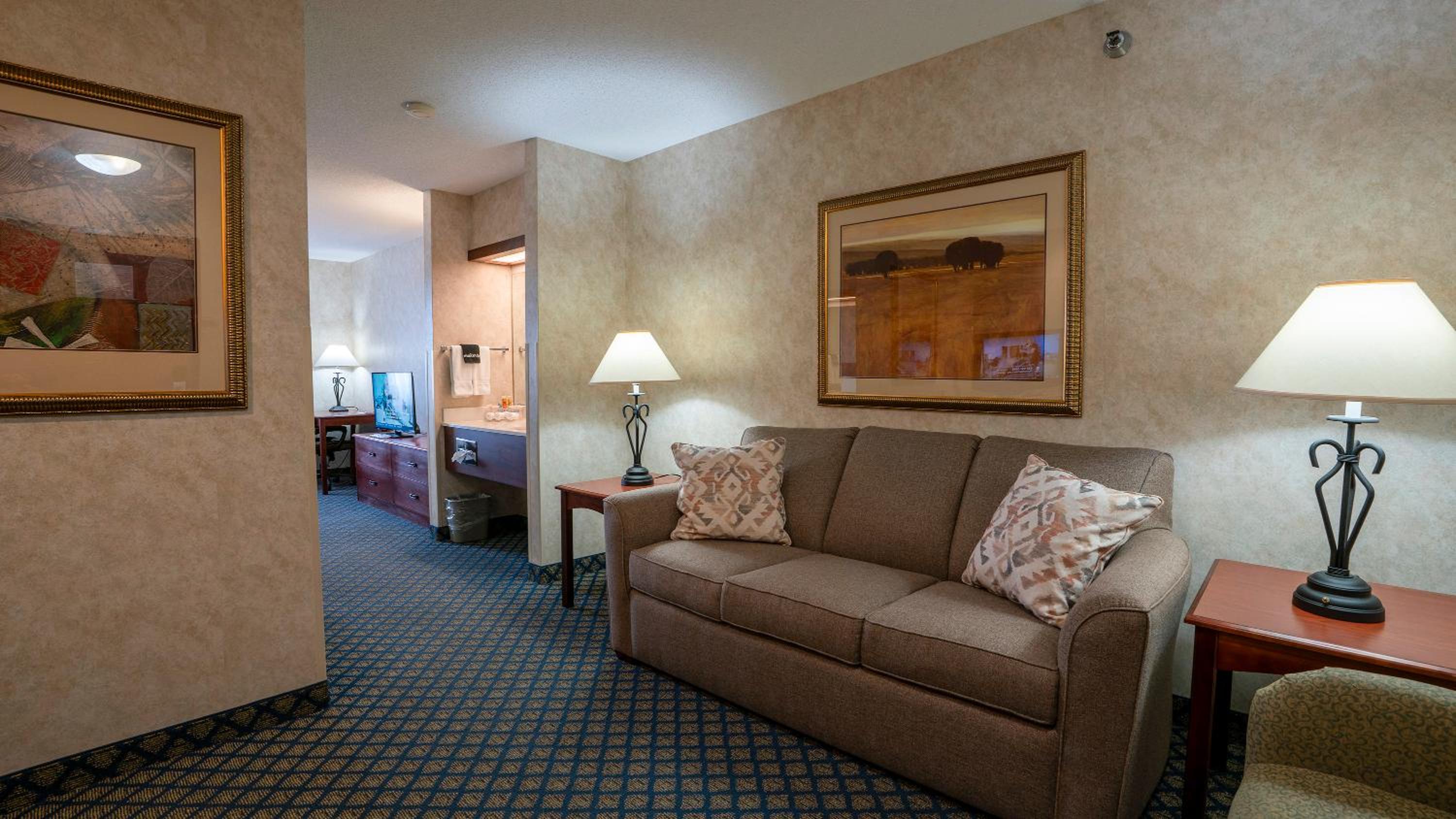 Deluxe Queen Suite
