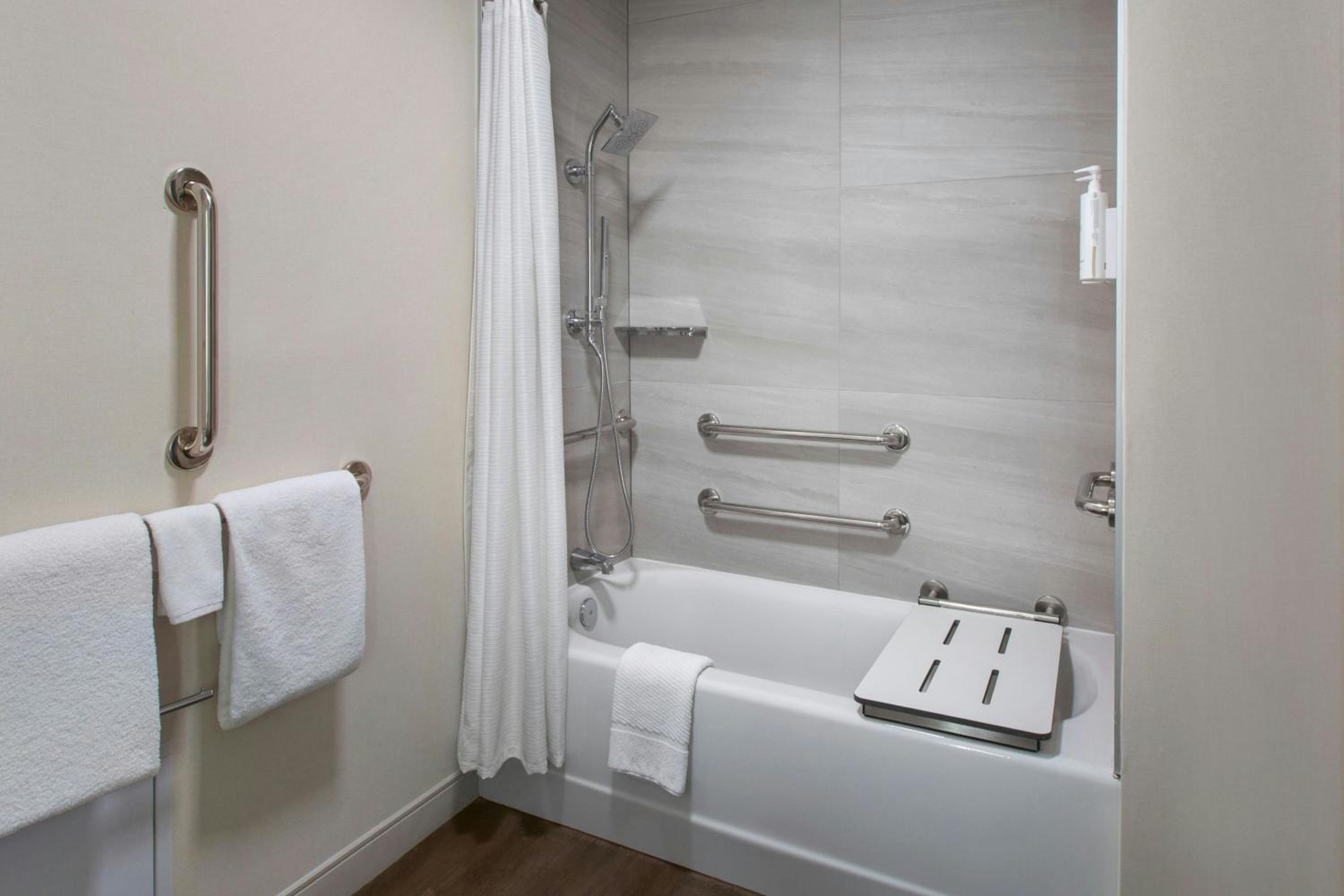King Room with Adapted Tub - Mobility Accessible - Photo 5