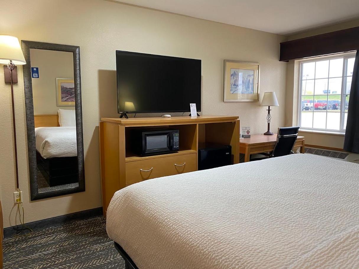1 King Bed, Mobility Accessible Room, Bathtub w/ Grab Bars, Non-Smoking - Photo 3