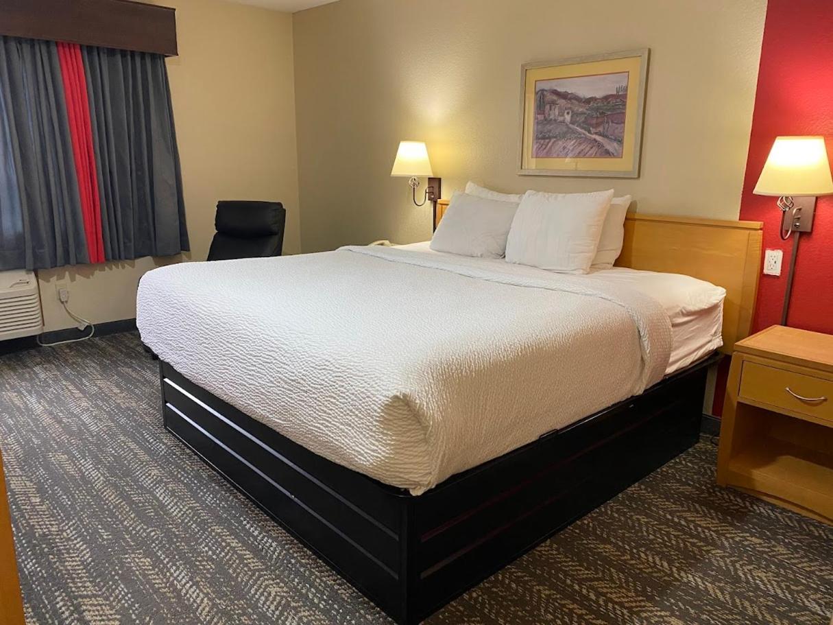 1 King Bed, Mobility Accessible Room, Bathtub w/ Grab Bars, Non-Smoking - Photo 2
