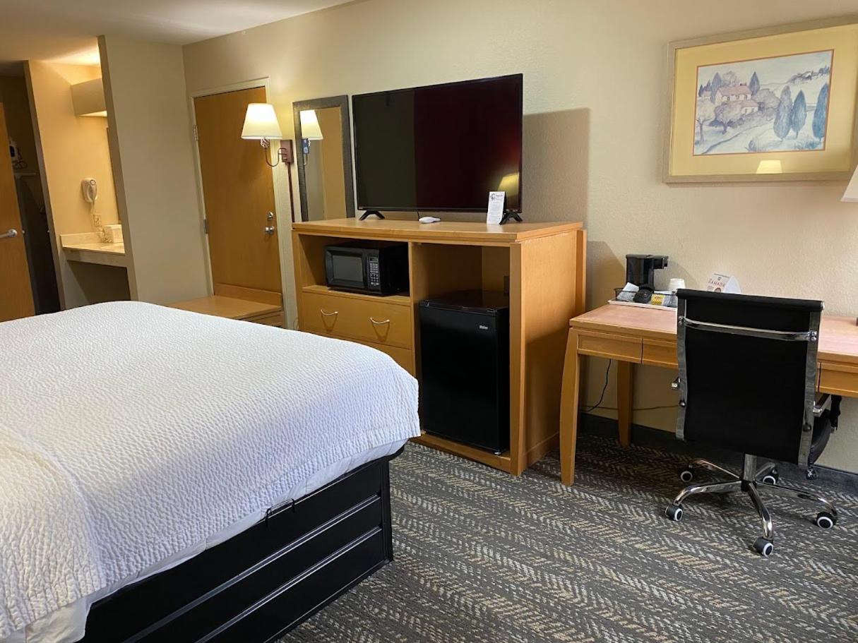 1 King Bed, Mobility Accessible Room, Bathtub w/ Grab Bars, Non-Smoking - Photo 1