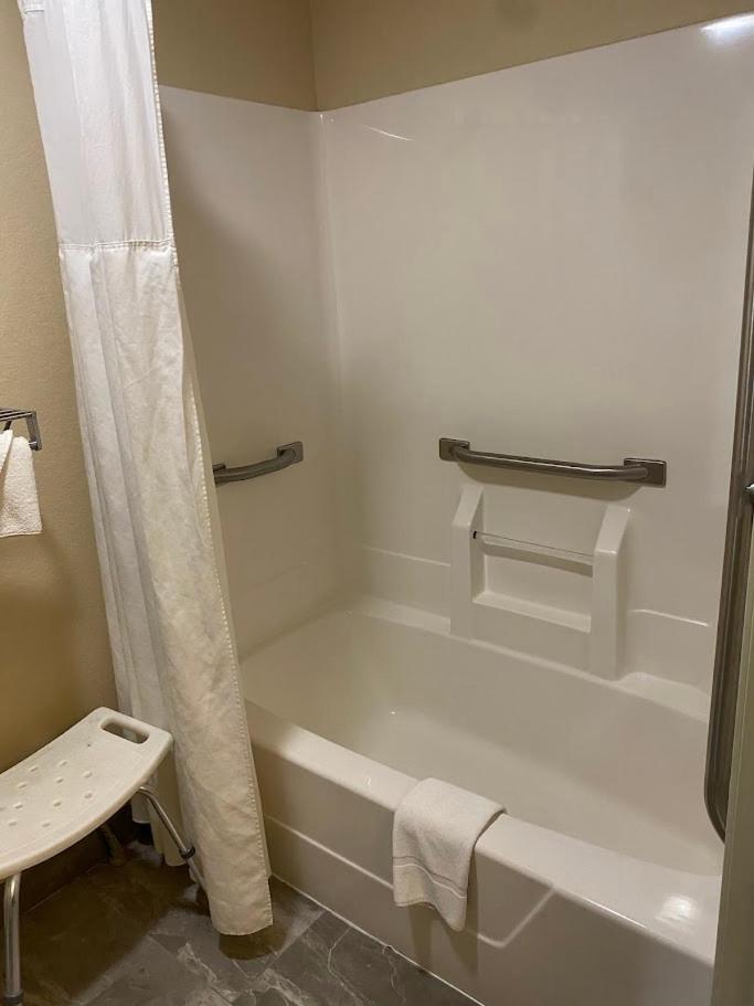 1 King Bed, Mobility Accessible Room, Bathtub w/ Grab Bars, Non-Smoking - Photo 4