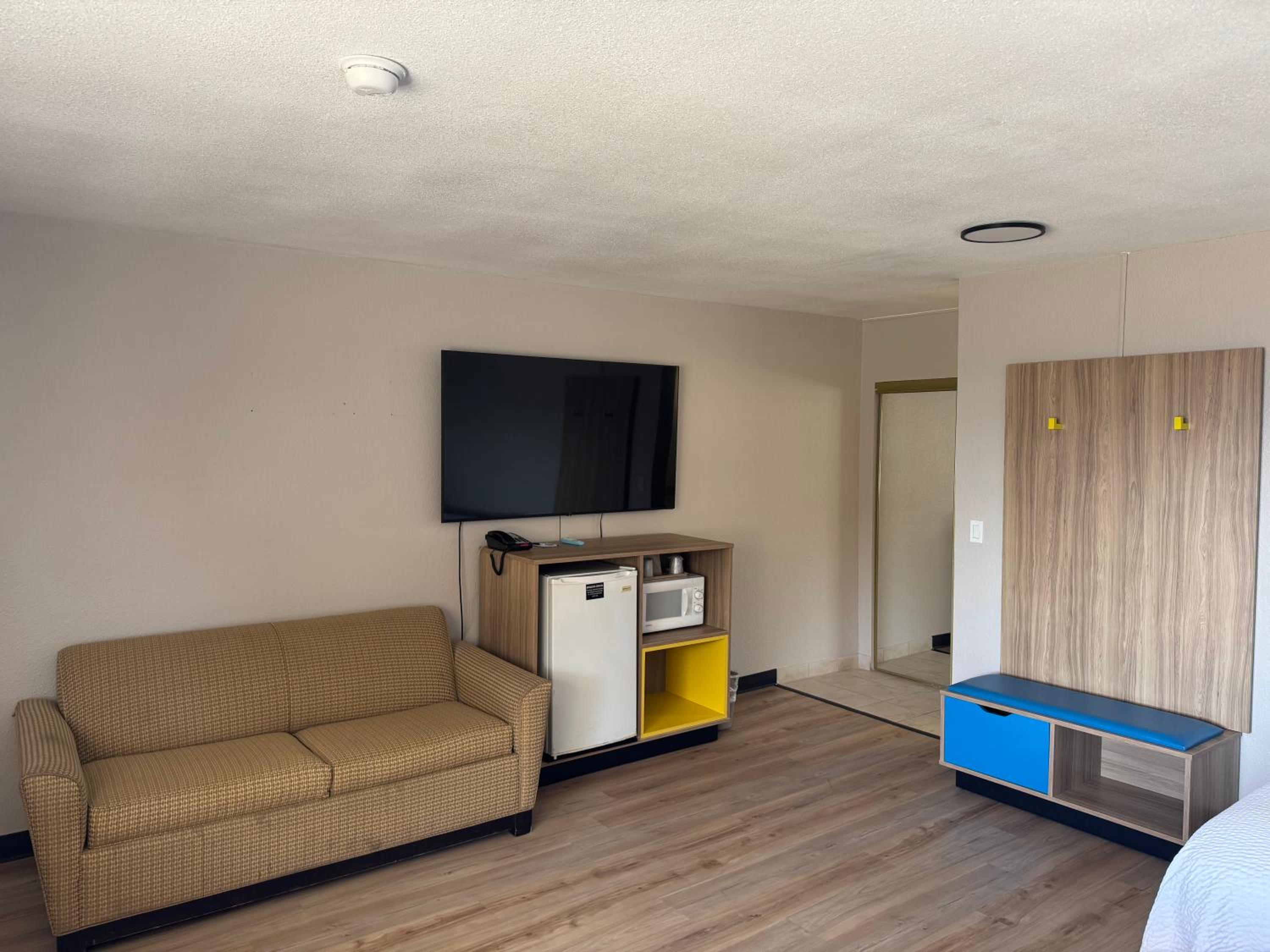 Premium Queen Suite with Two Queen Beds - Non-Smoking - Photo 5