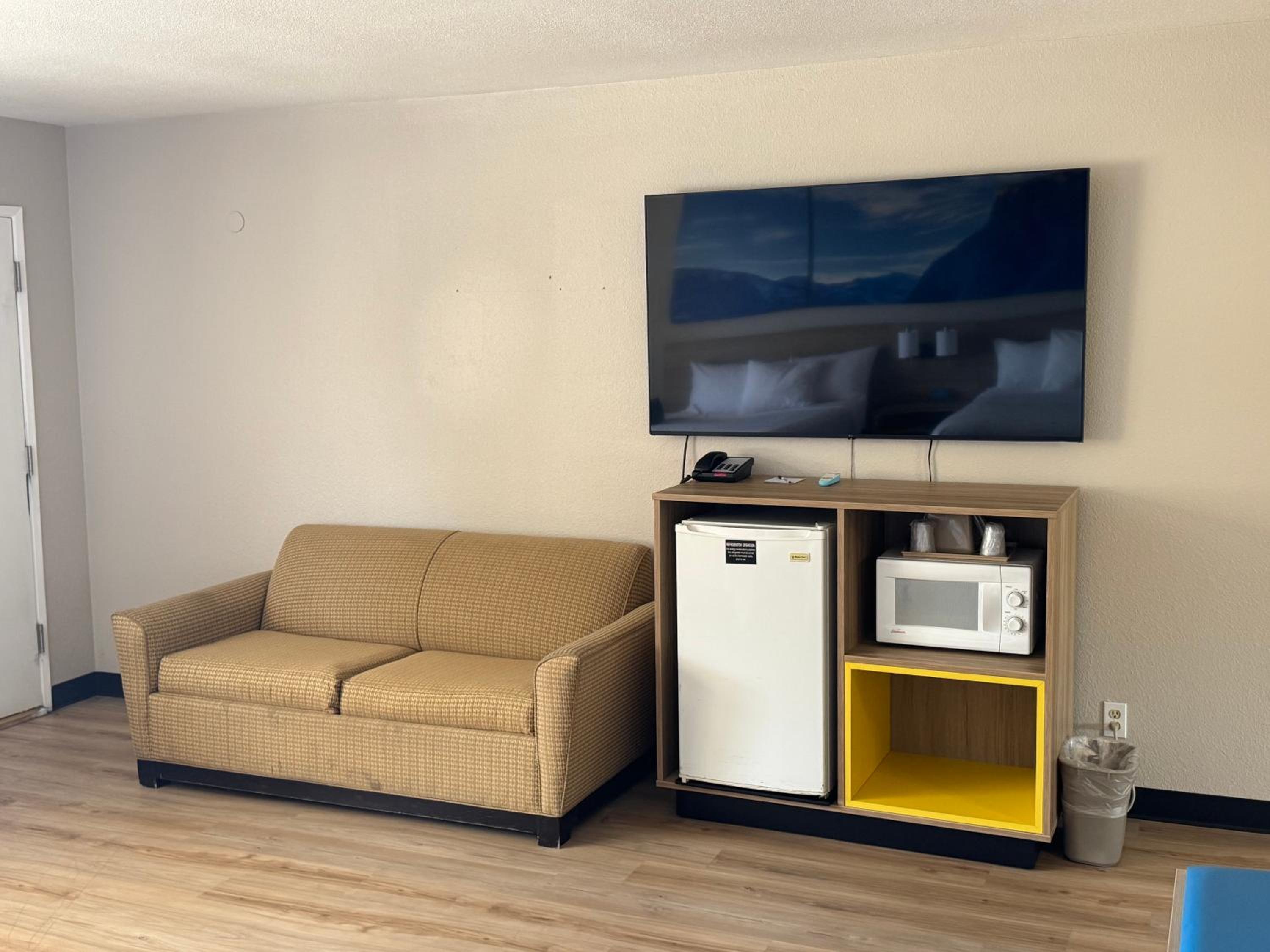 Premium Queen Suite with Two Queen Beds - Non-Smoking - Photo 4