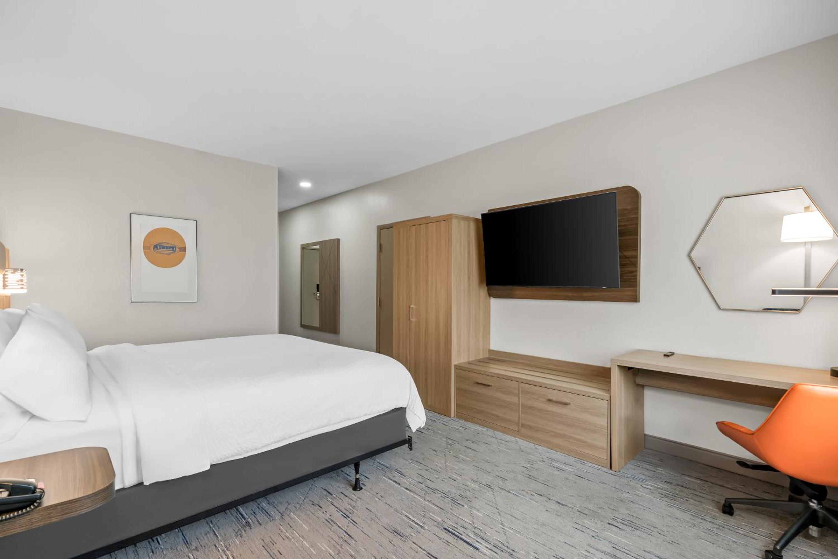 King Room - Mobility Access/Hearing Accessible - Photo 3
