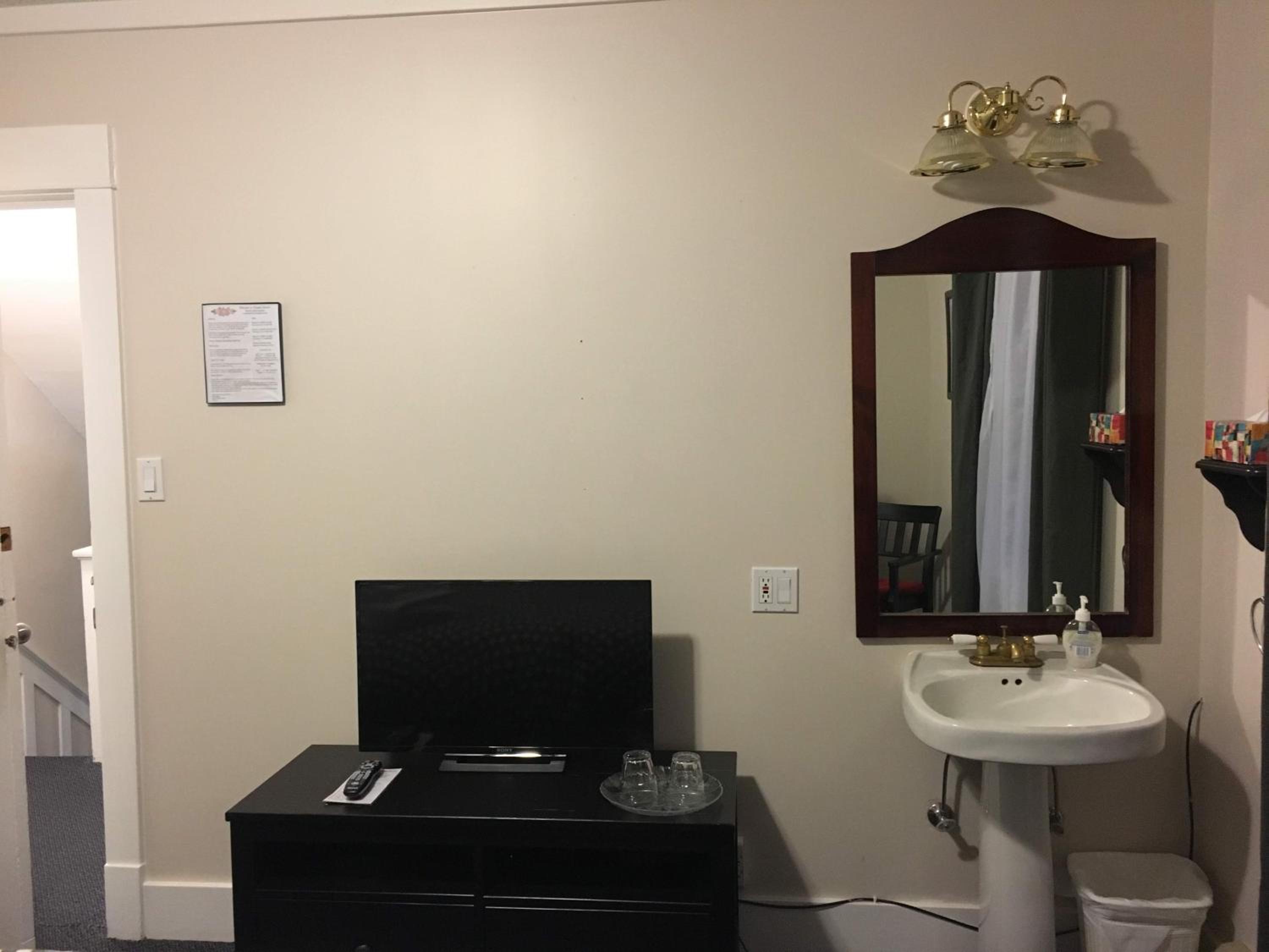 Queen Room with Shared Bathroom thumbnail 6
