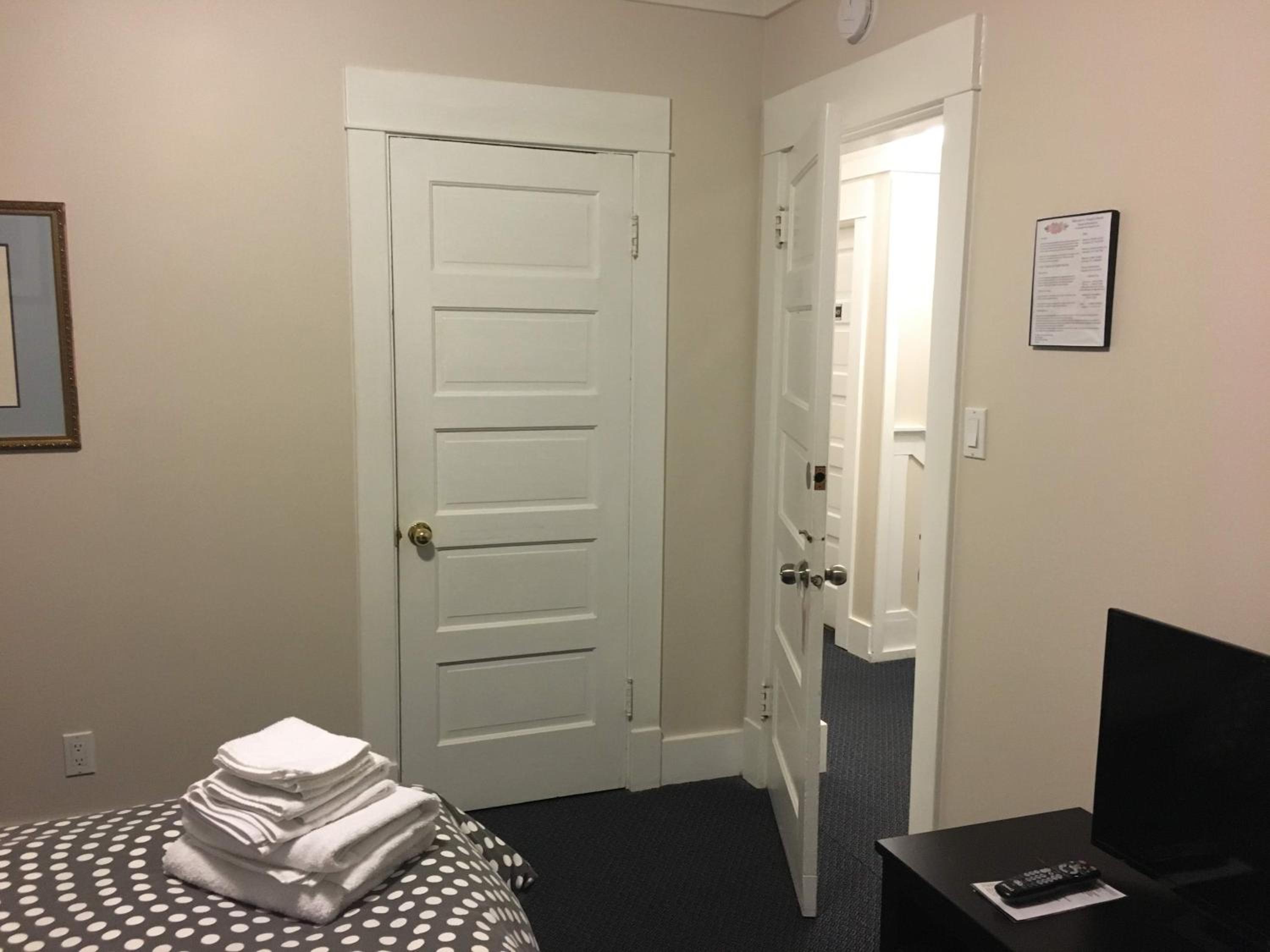 Queen Room with Shared Bathroom thumbnail 5