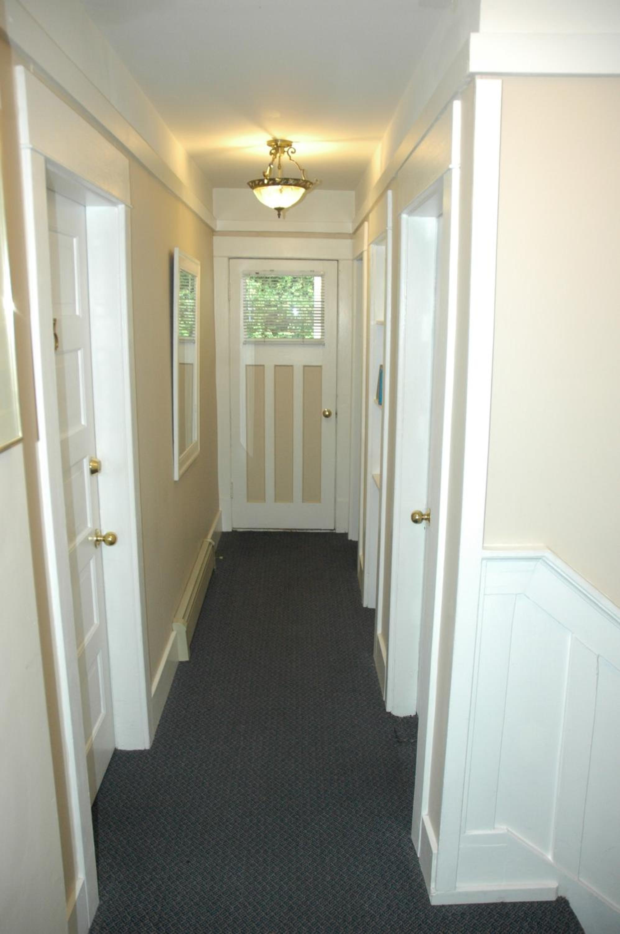 Queen Room with Shared Bathroom thumbnail 6
