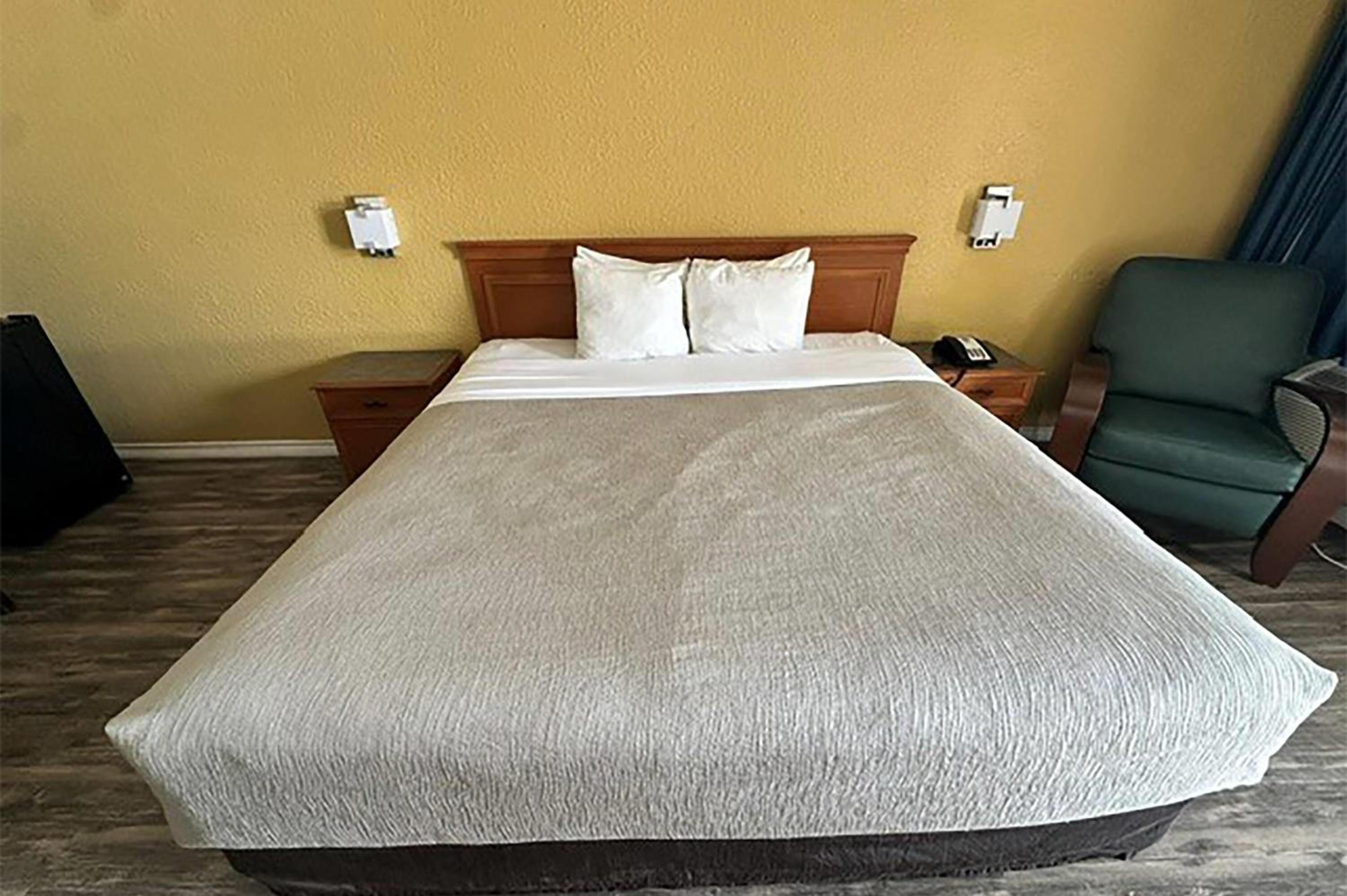 King Room - Non-Smoking - Photo 1