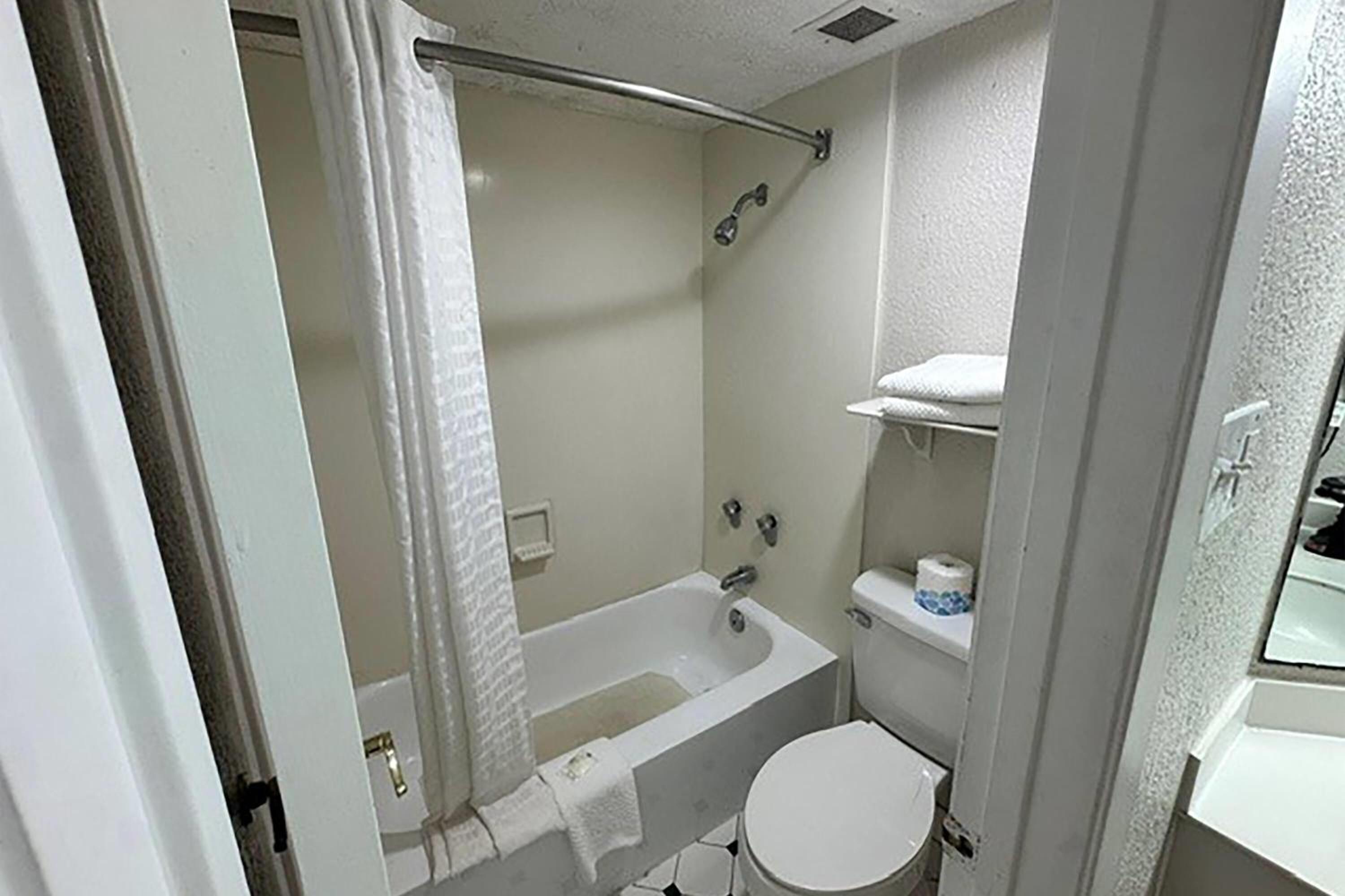 King Room - Non-Smoking - Photo 2