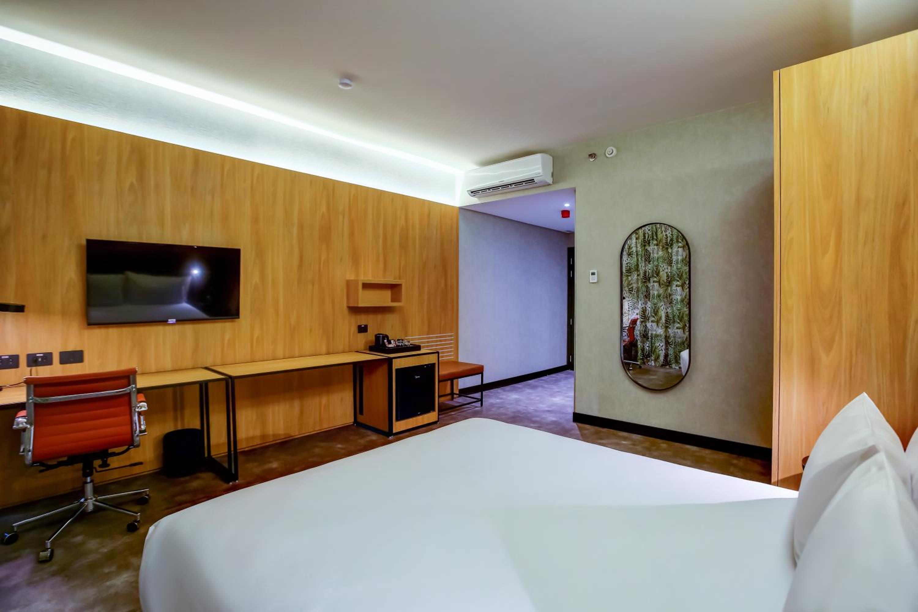 Superior King Room - Mobility Accessible photo 3