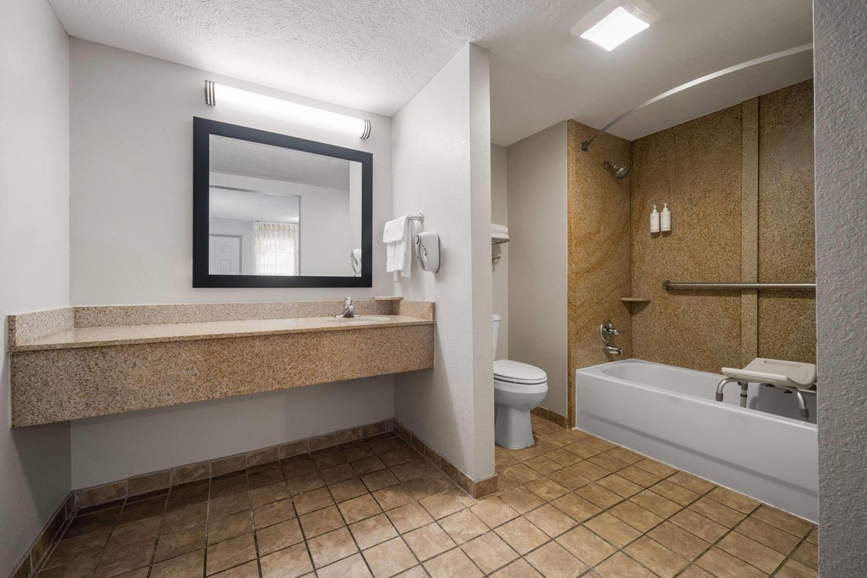 Queen Room with Bath Tub - Mobility Accessible/Non-Smoking - Photo 5