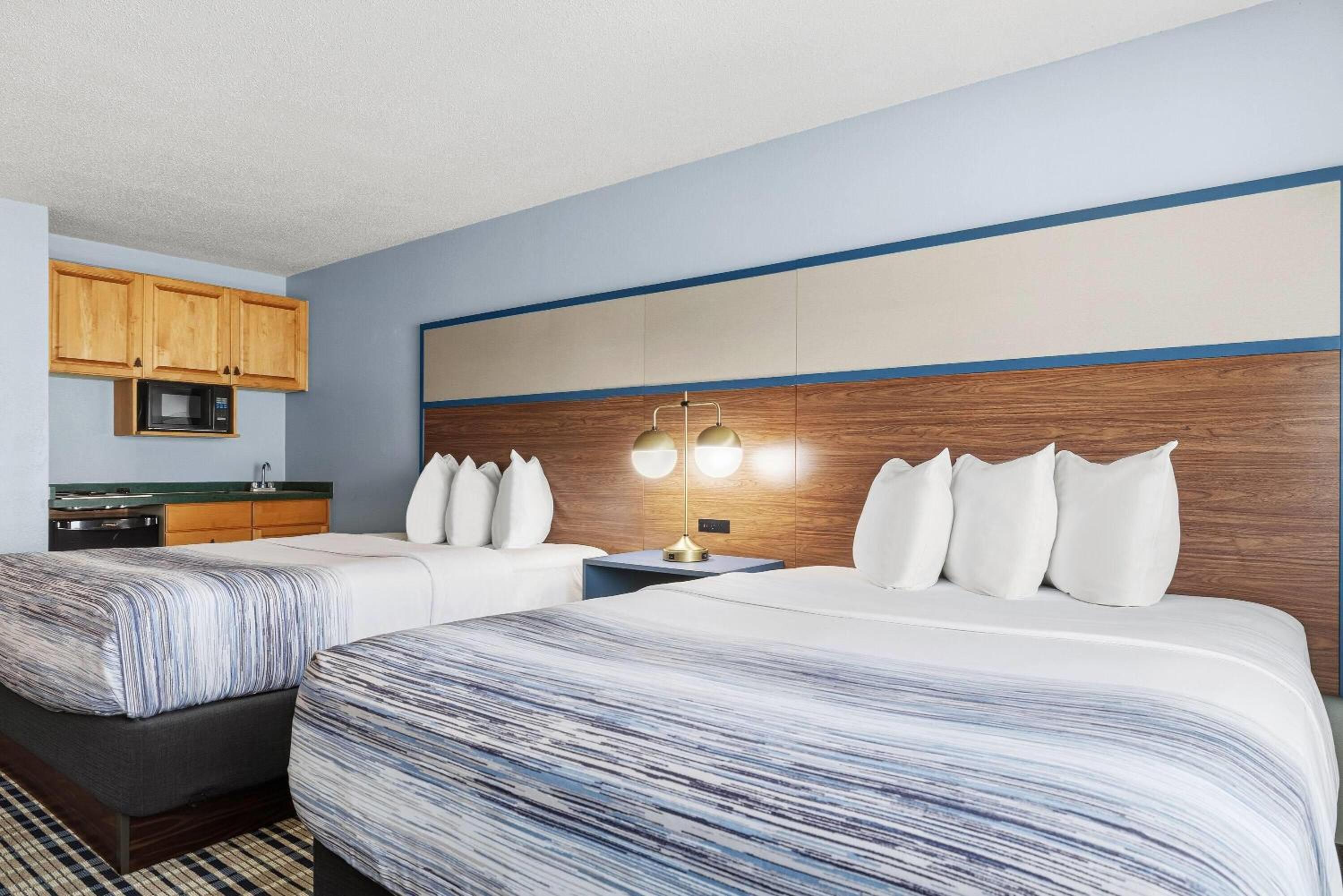 Queen Room with Two Queen Beds - Non-Smoking/Pet-Friendly photo 3