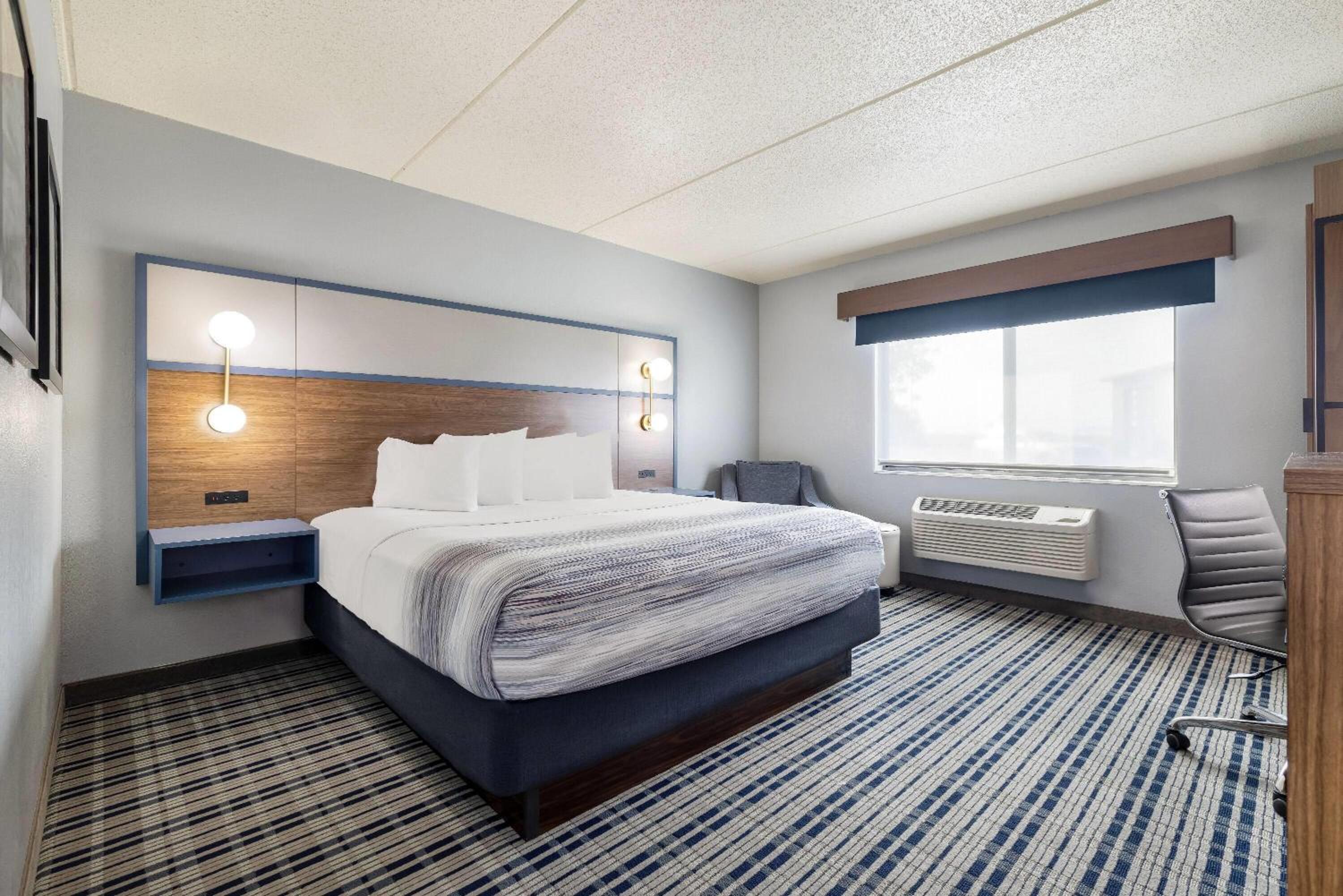King Room with Bath Tub - Mobility Accessible/Non-Smoking