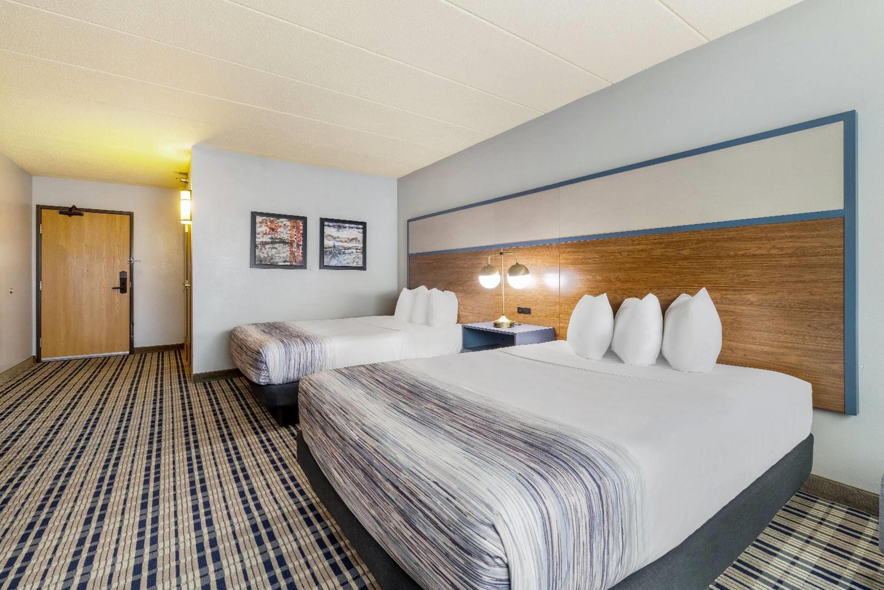 Queen Room with Two Queen Beds - Pet Friendly/Non-Smoking photo 3