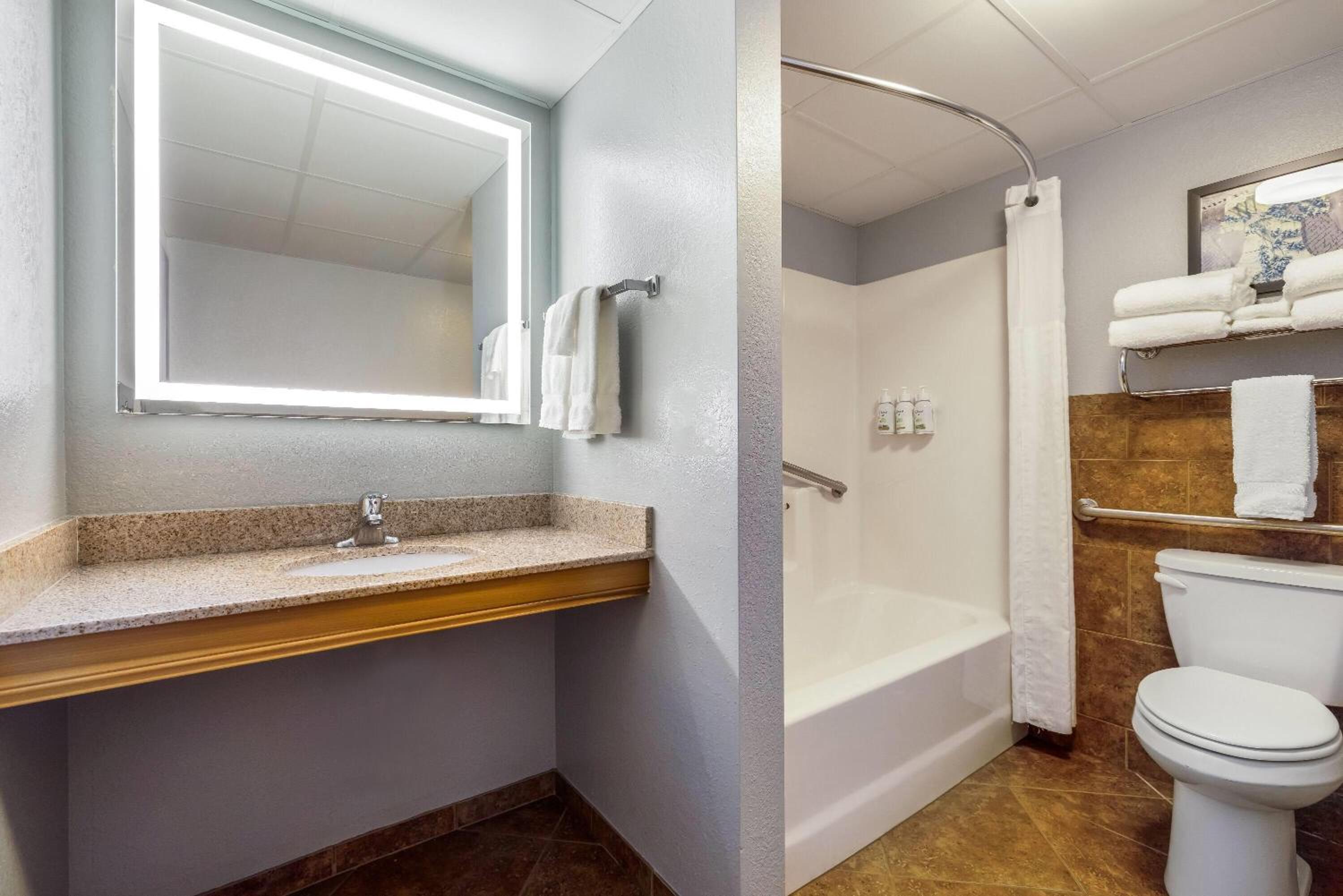 Honeymoon Suite - Non-Smoking photo 2