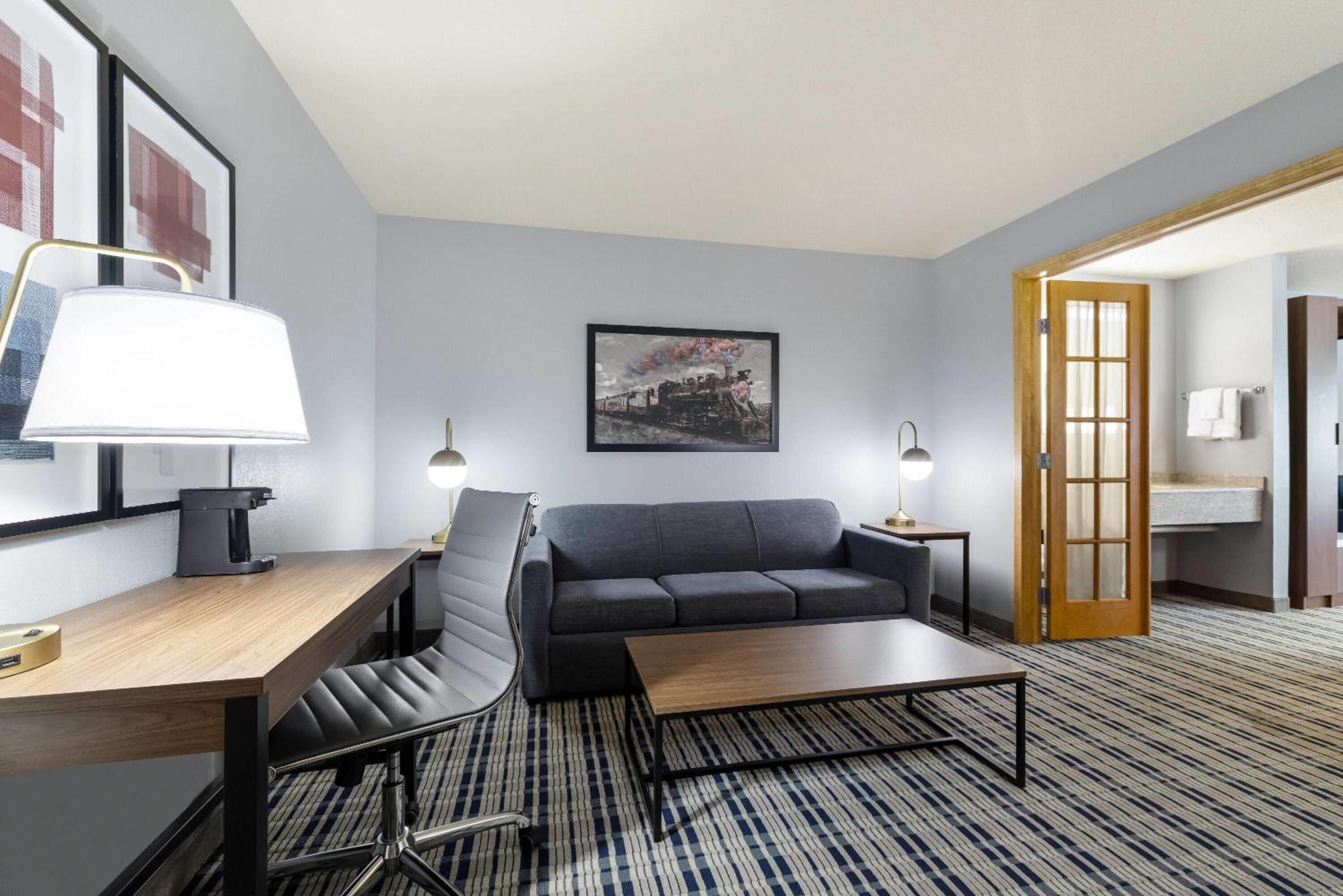 One-Bedroom King Suite - Non-Smoking