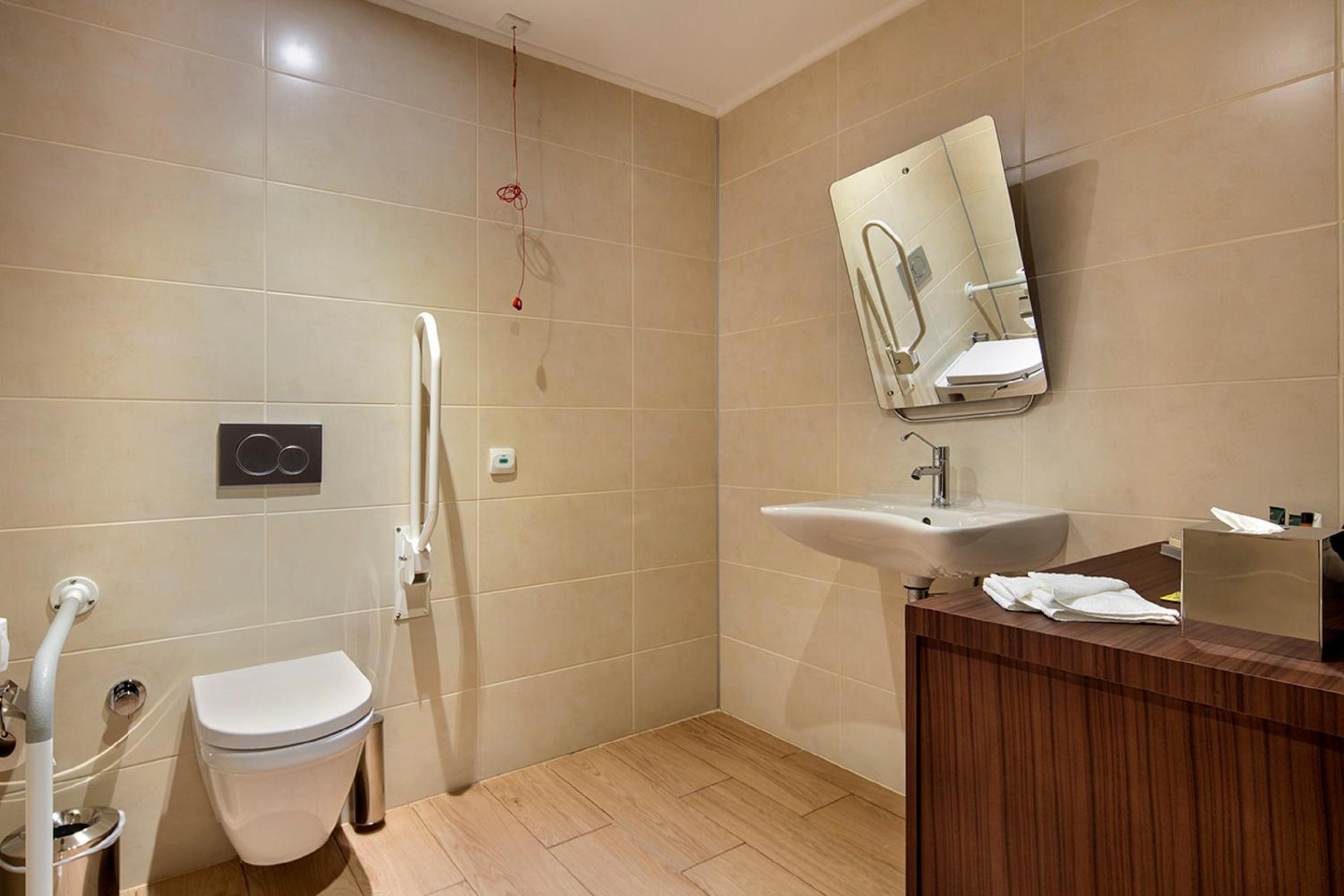 Queen Room - Accessible