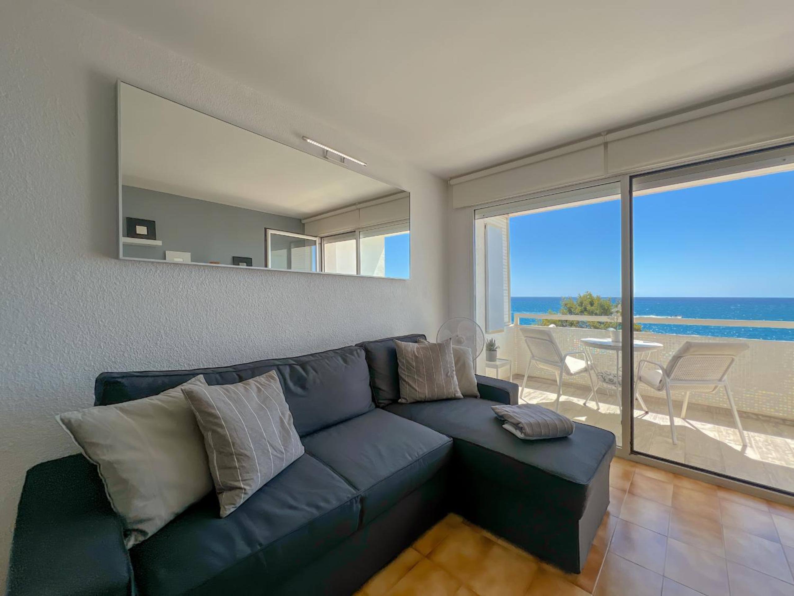 One-Bedroom Apartment with Balcony and Sea View photo 2