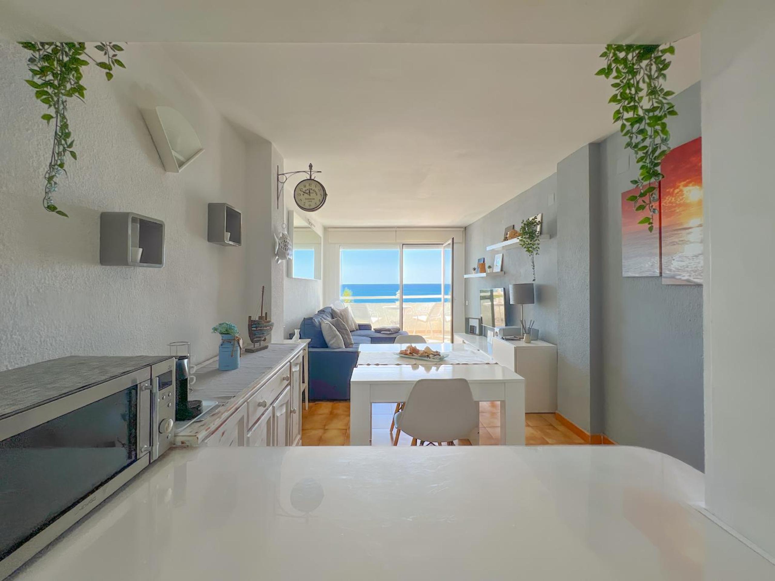One-Bedroom Apartment with Balcony and Sea View photo 3