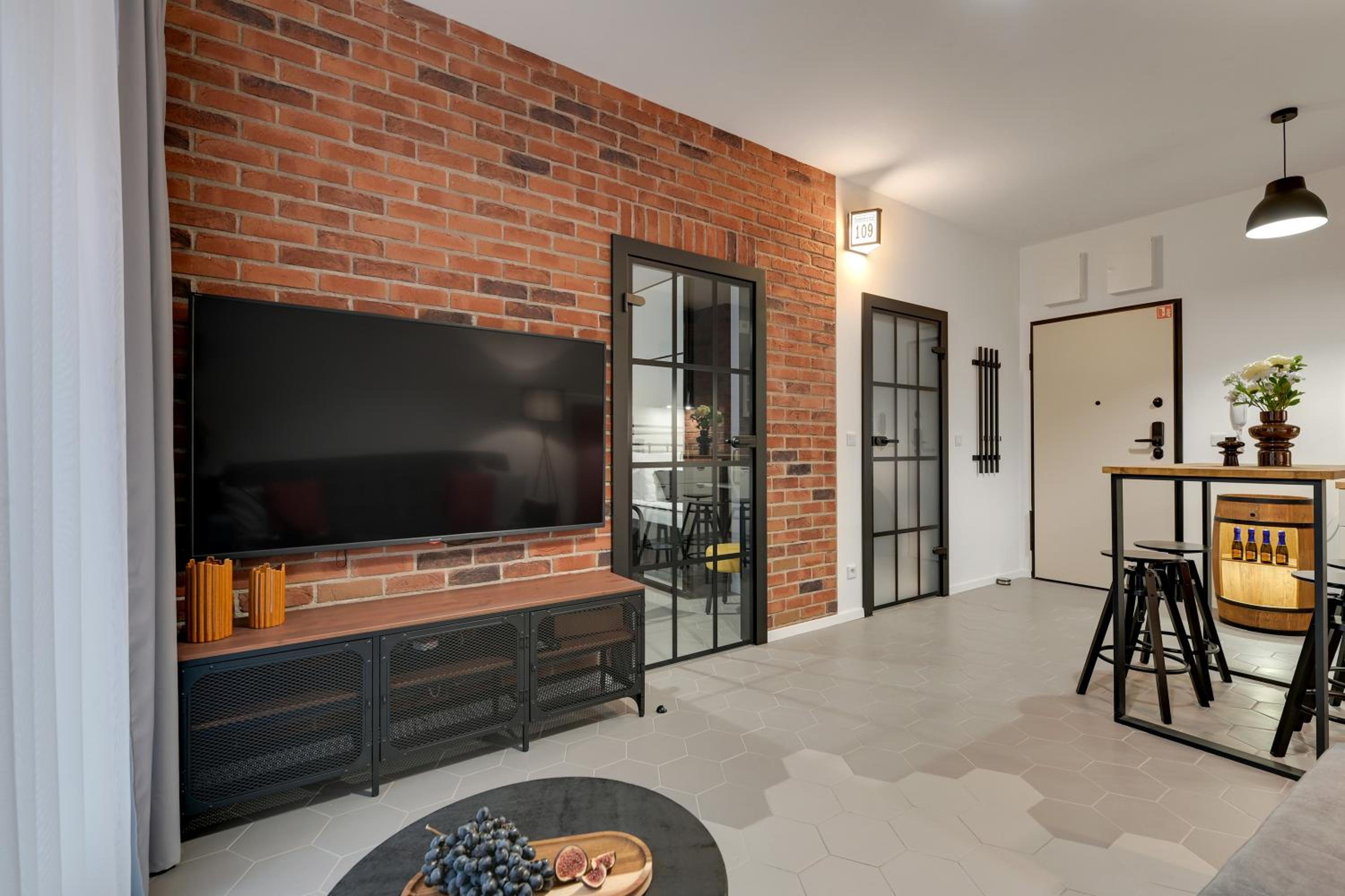 Deluxe One-Bedroom Apartment