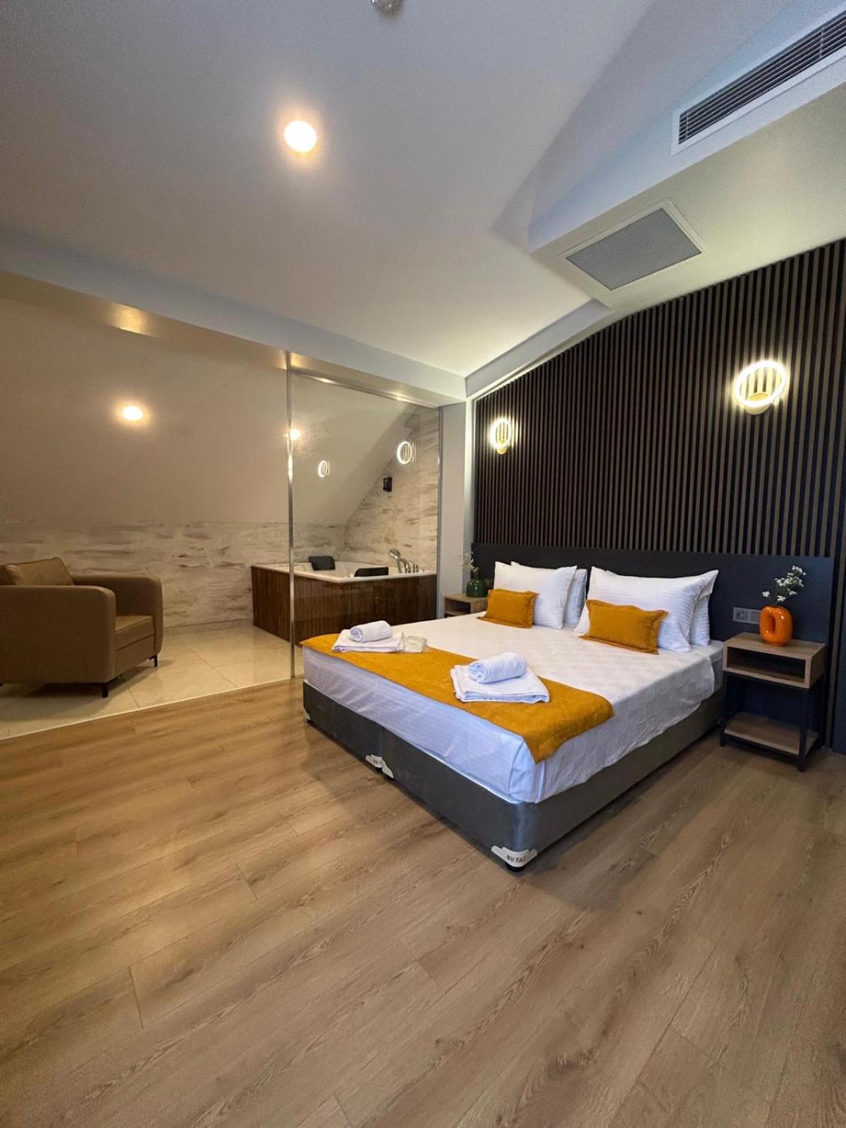 Queen Suite with Spa Bath