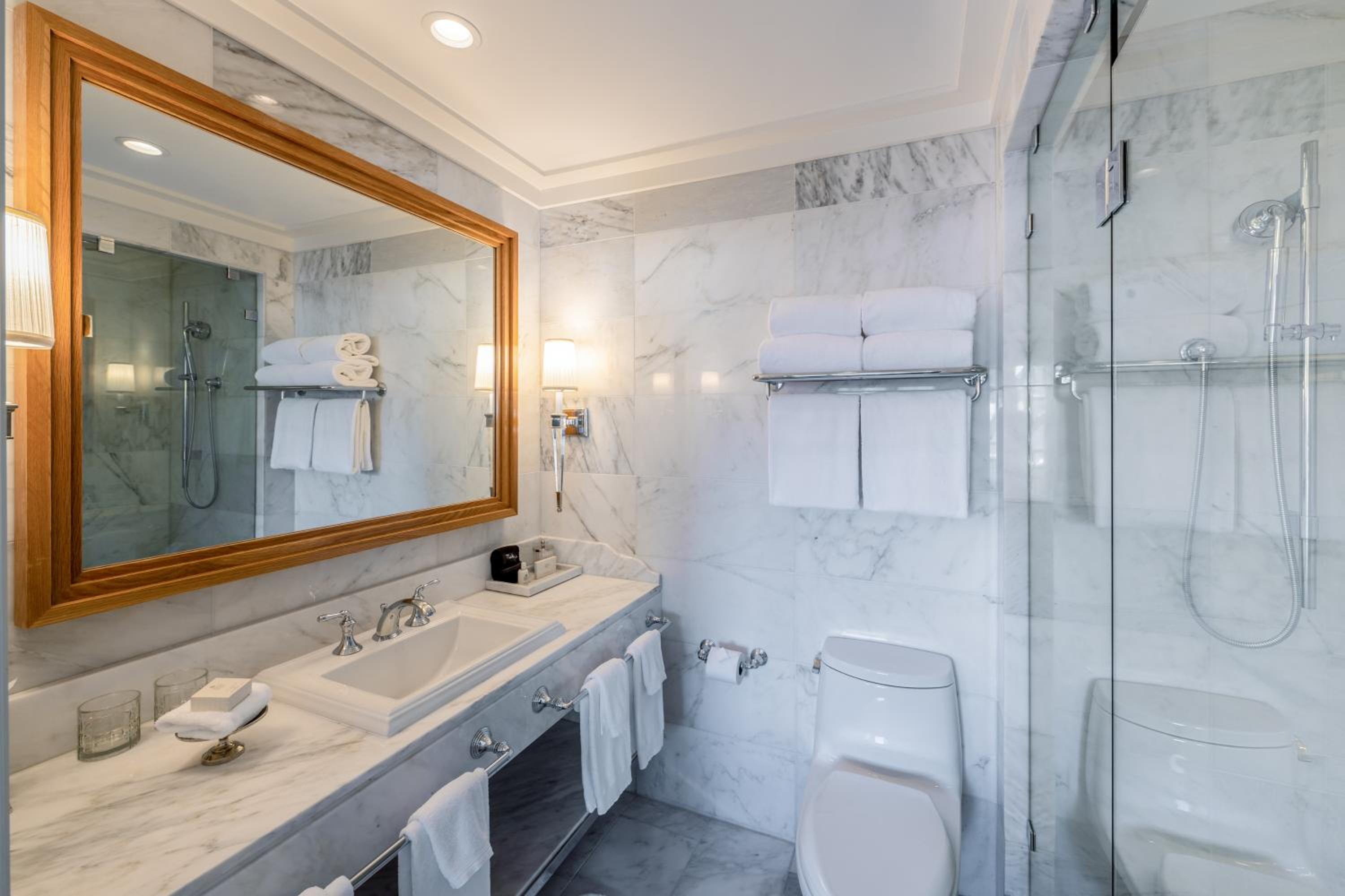 King Suite with Balcony - Photo 3