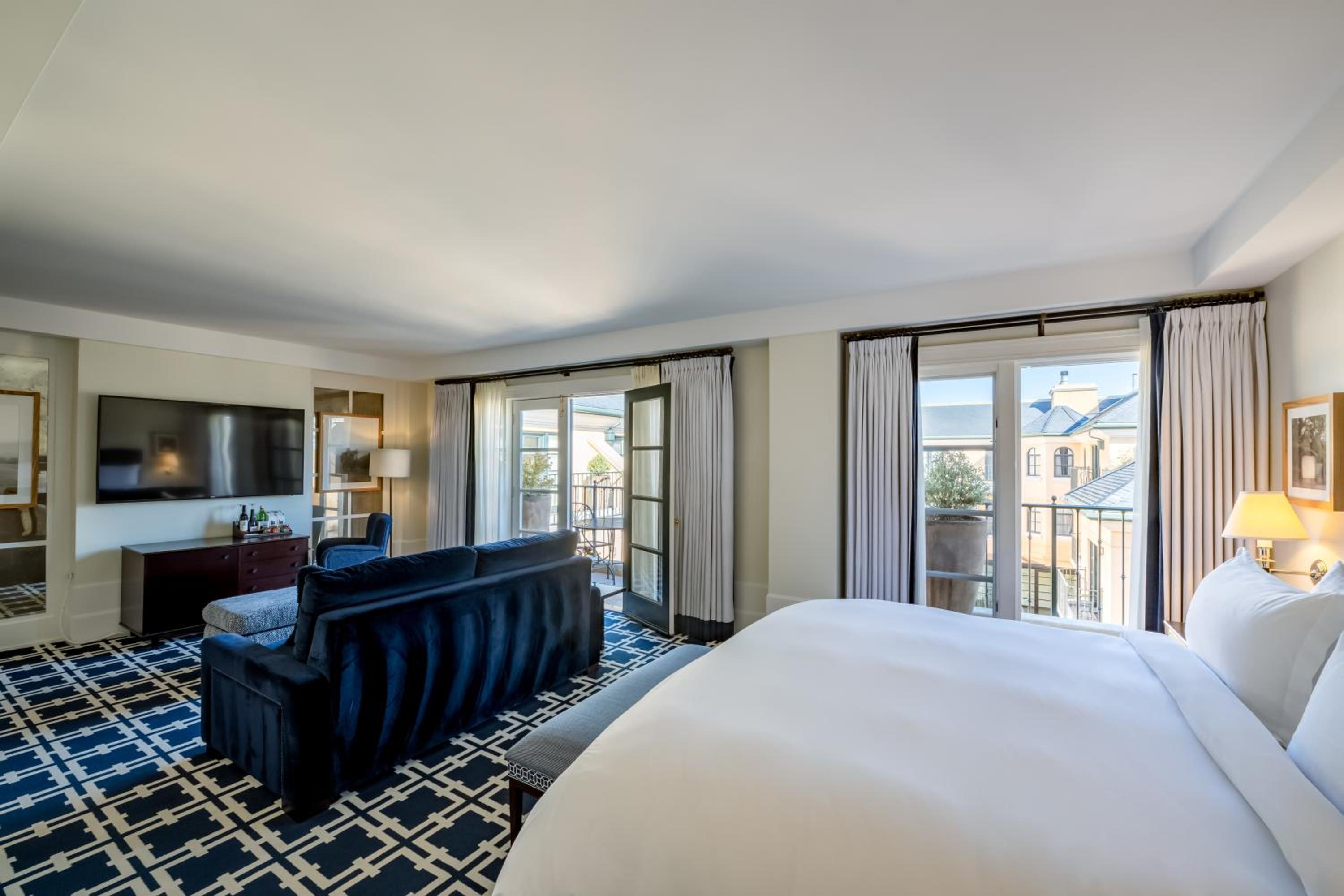 King Suite with Balcony - Photo 2