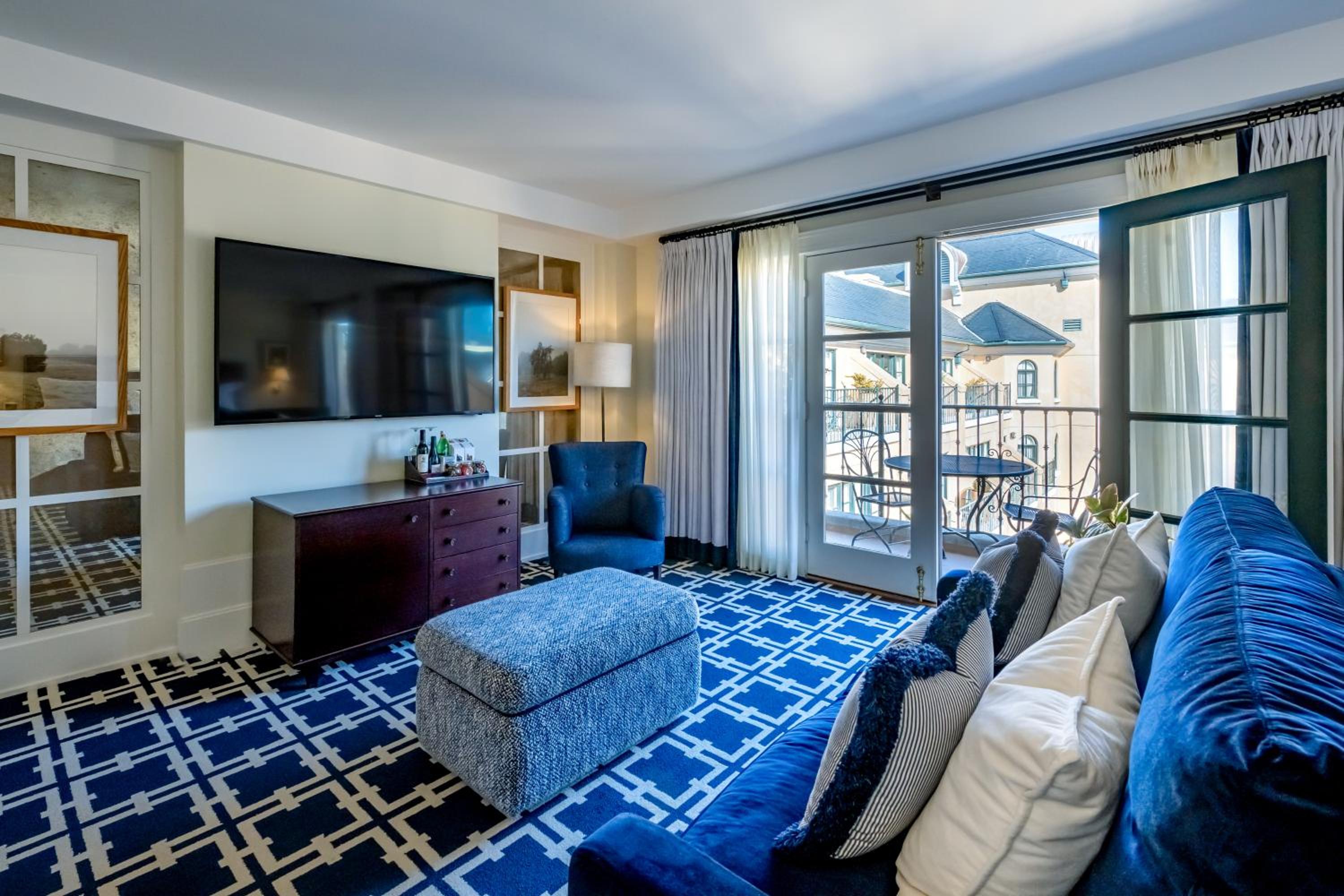 King Suite with Balcony - Photo 4