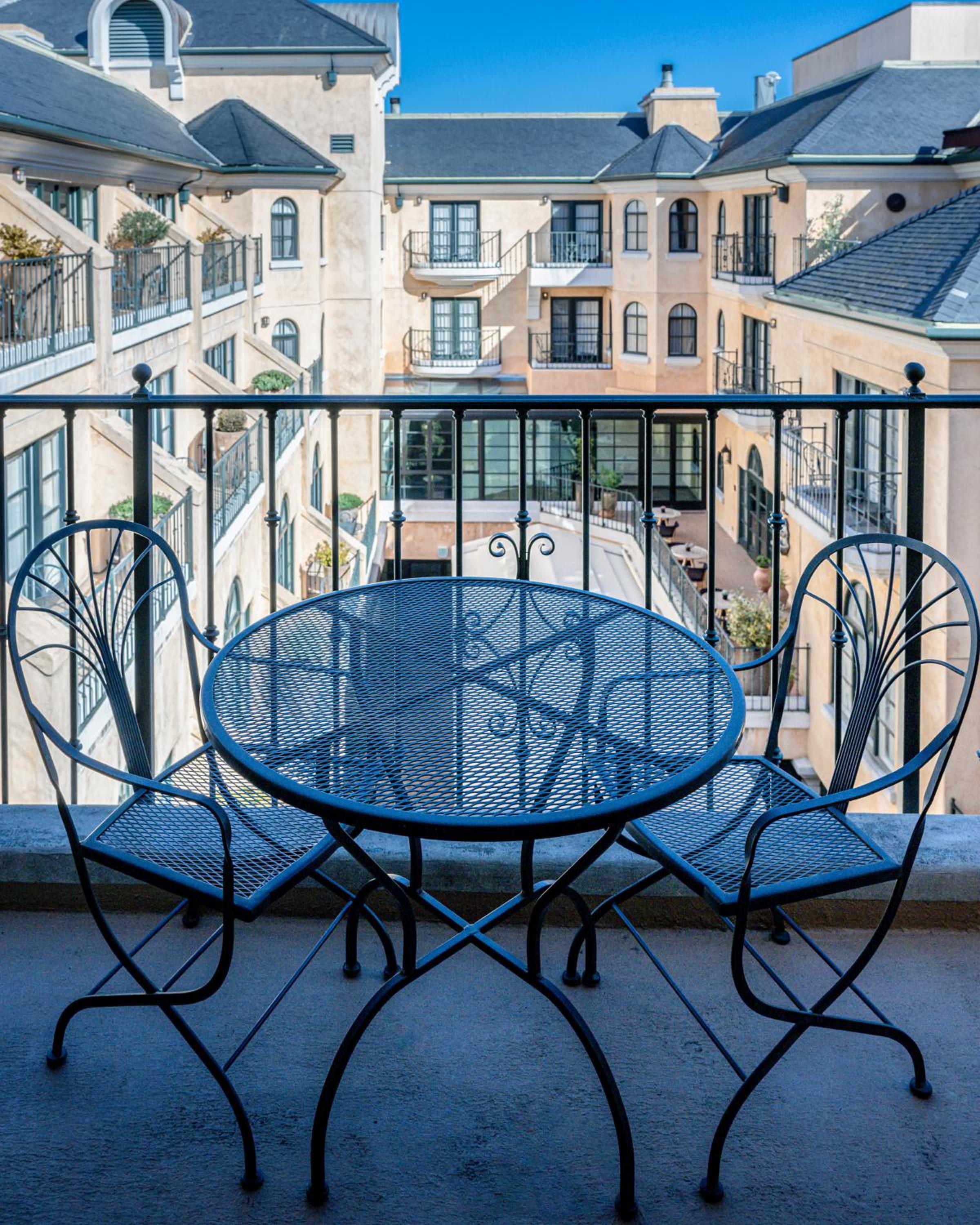 King Suite with Balcony - Photo 5