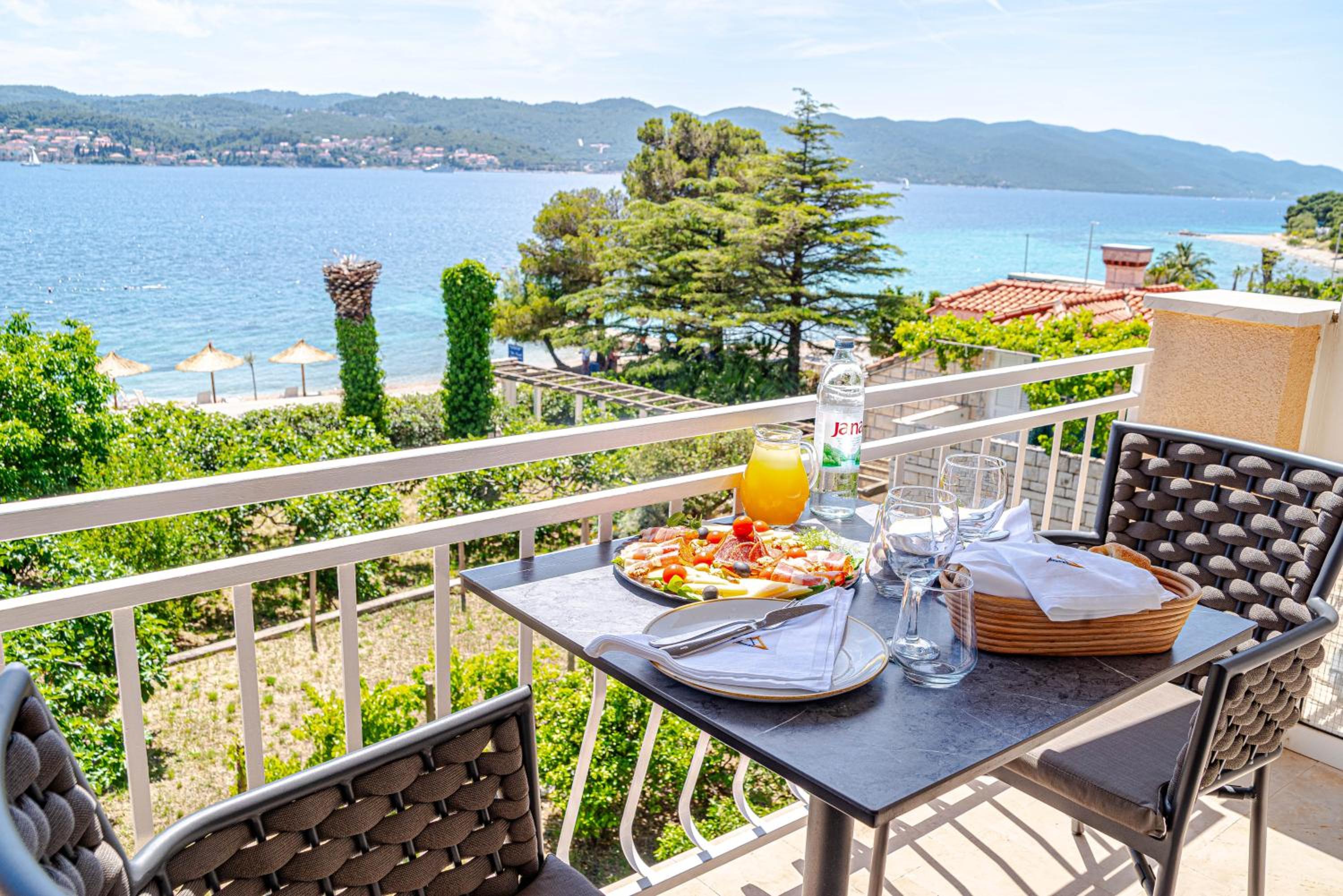 Deluxe Double Room with Balcony and Sea View