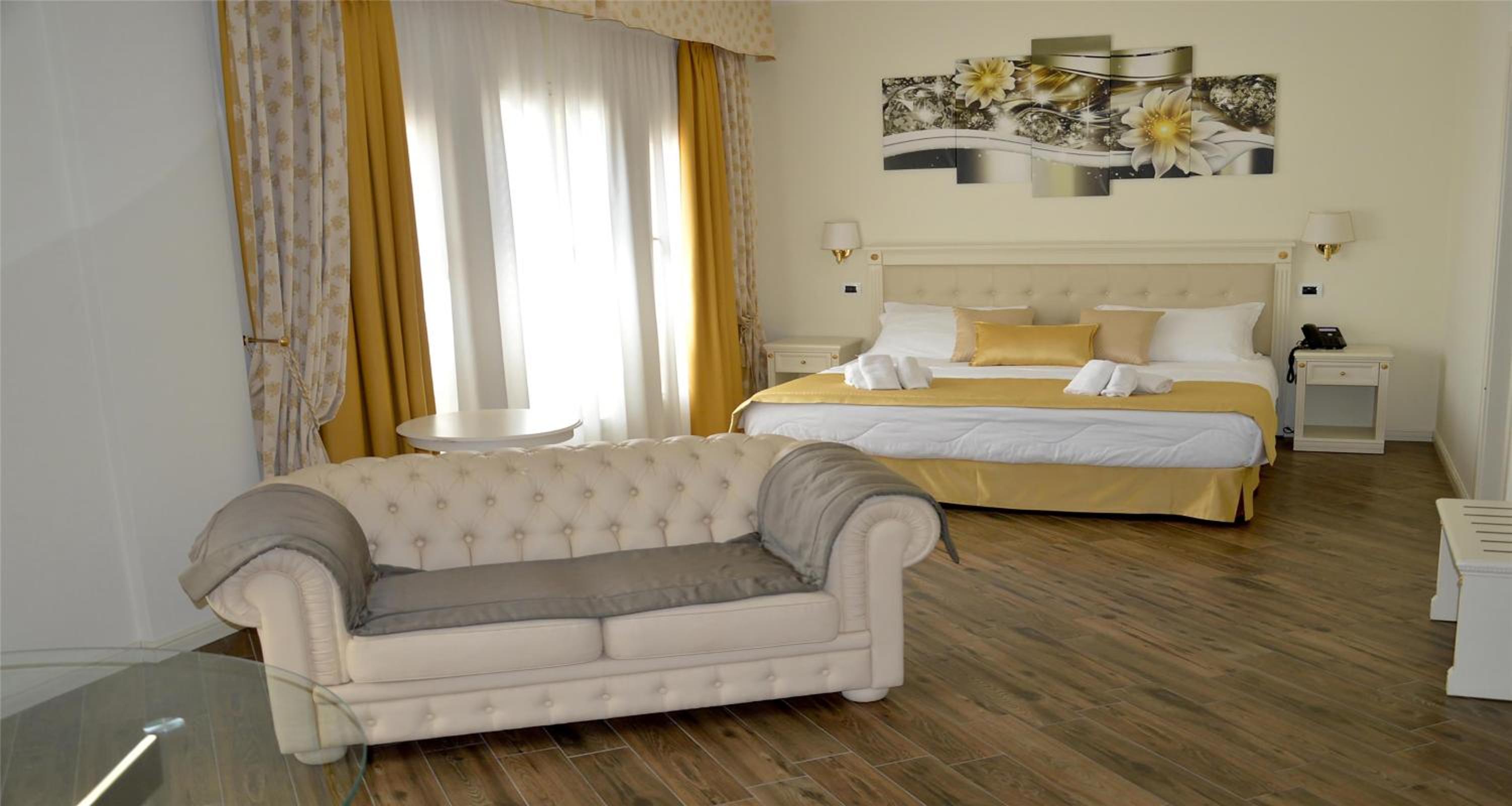 Junior Queen Suite with Balcony and Hot Tub - Non-Smoking photo 2