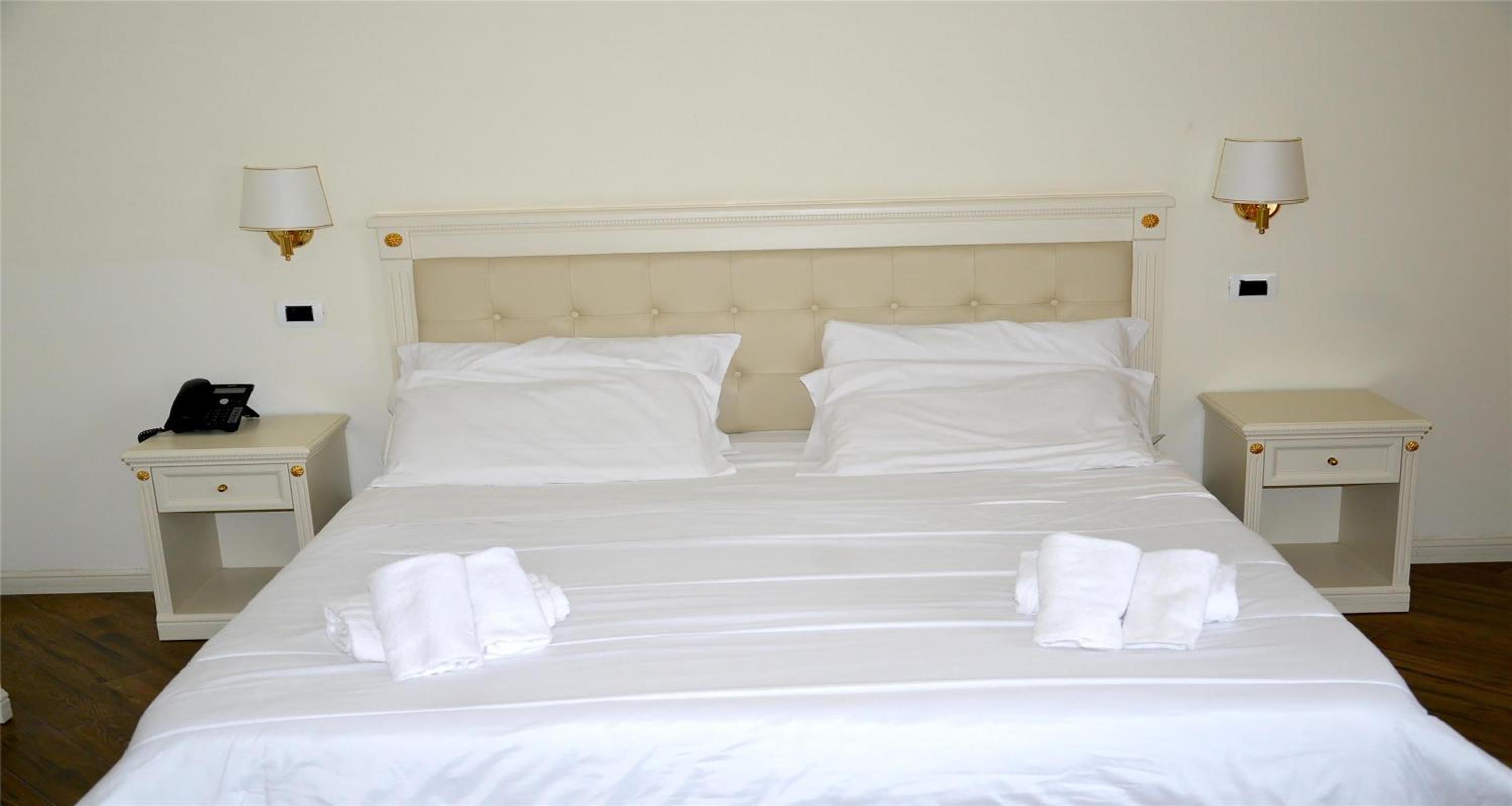 Comfort Queen Room with Extra Single Bed photo 1