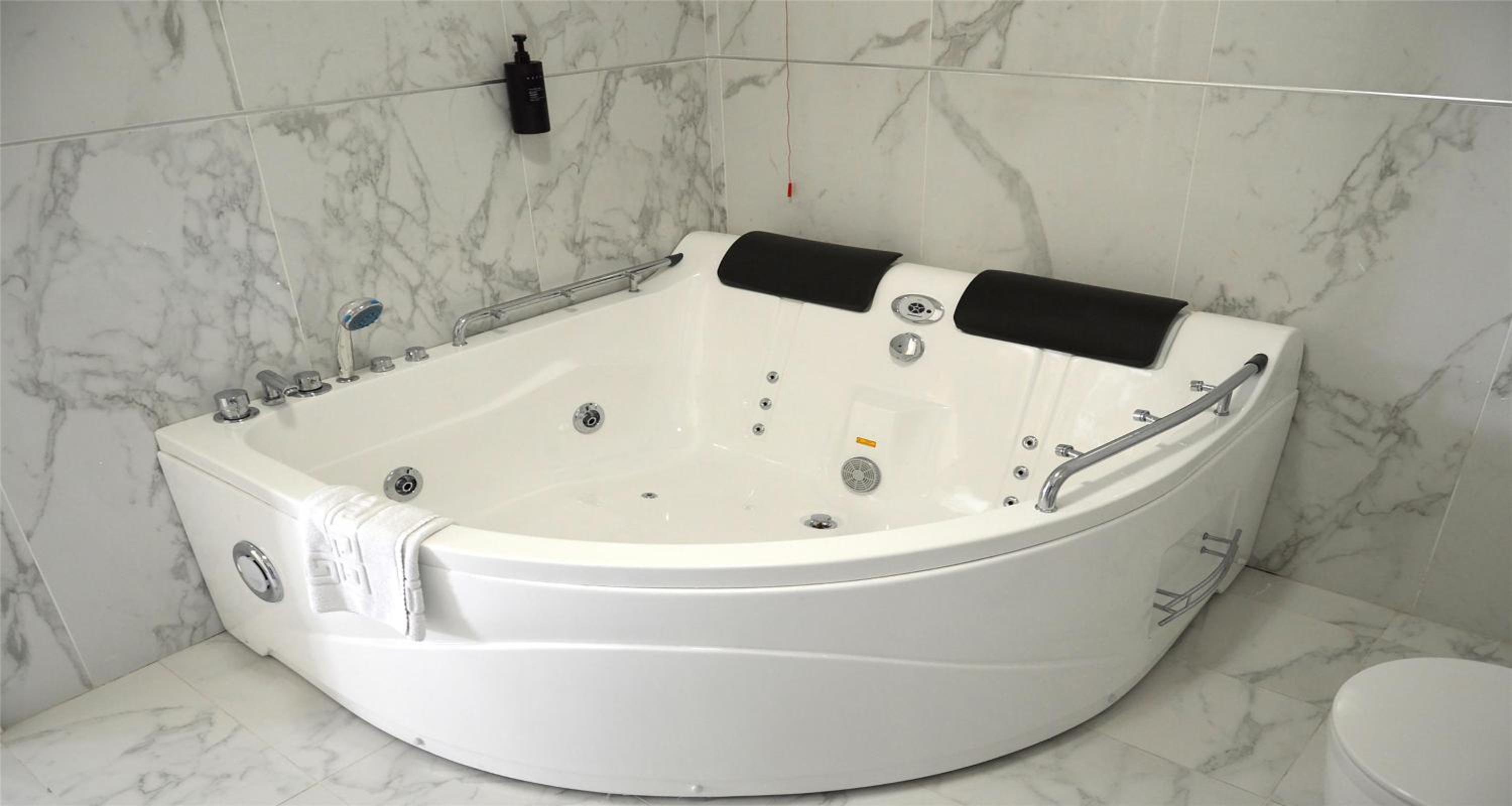Junior Queen Suite with Balcony and Hot Tub - Non-Smoking photo 3